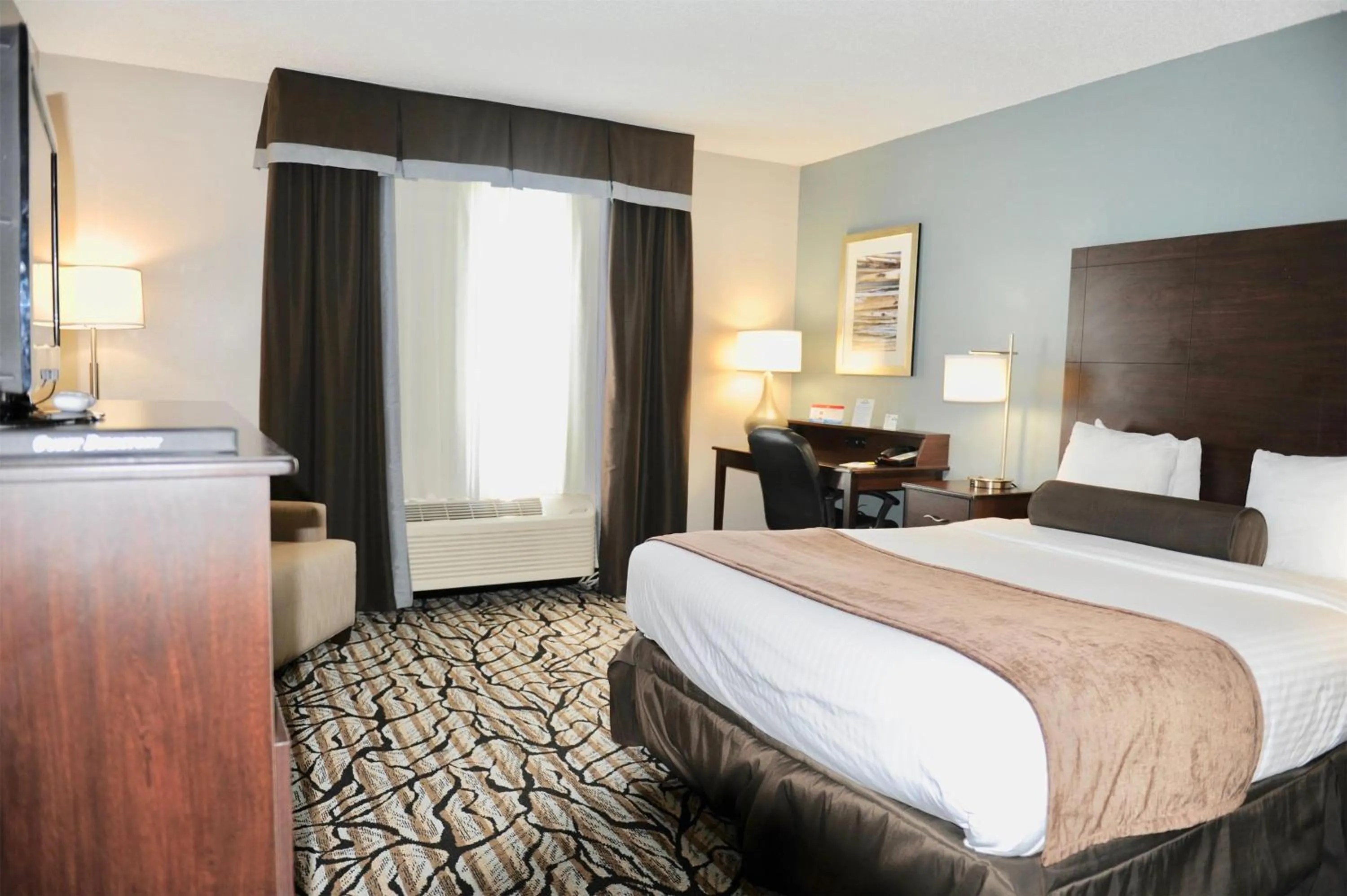 Bed in Days Inn & Suites by Wyndham Wausau