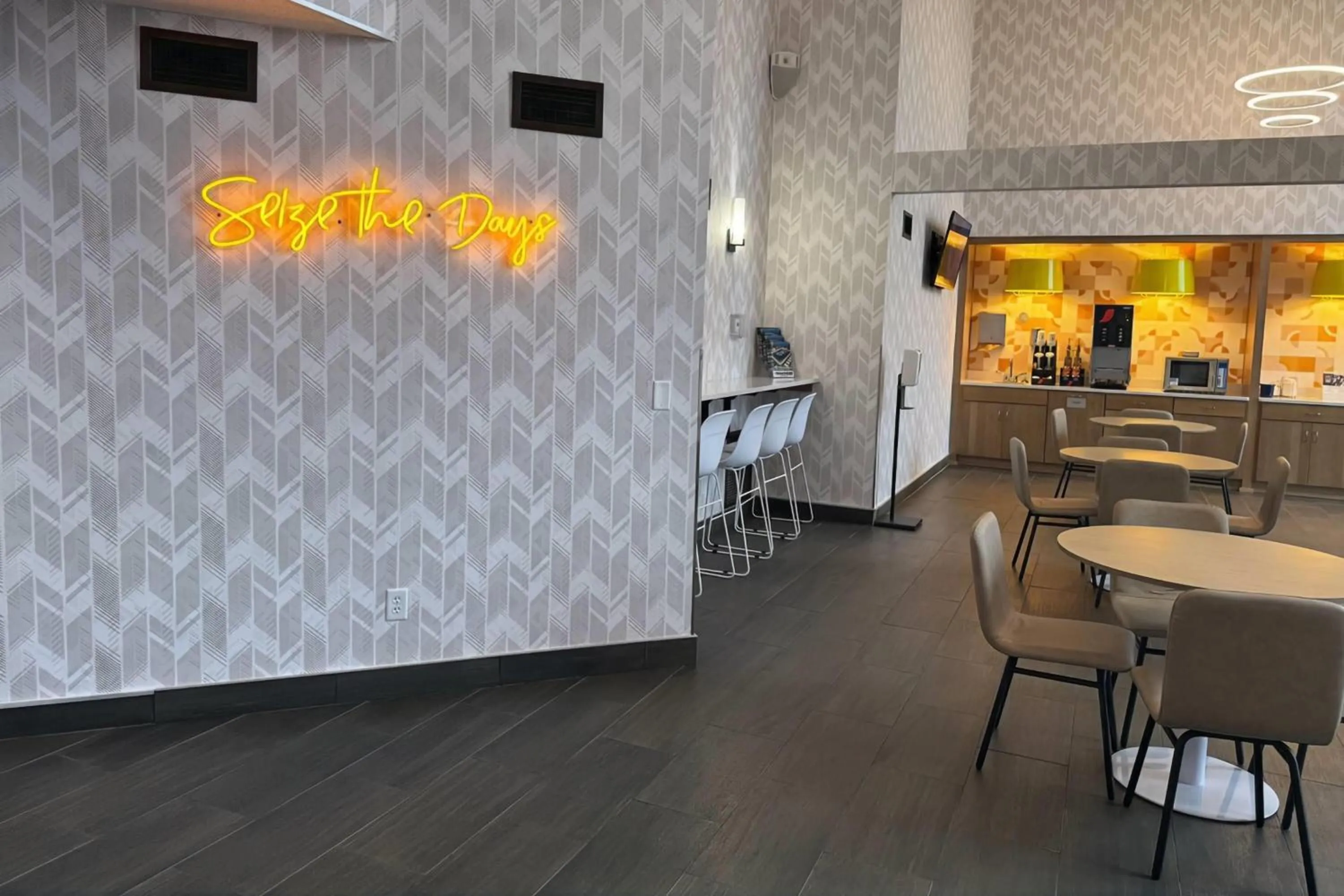 Lobby or reception in Days Inn & Suites by Wyndham Wausau