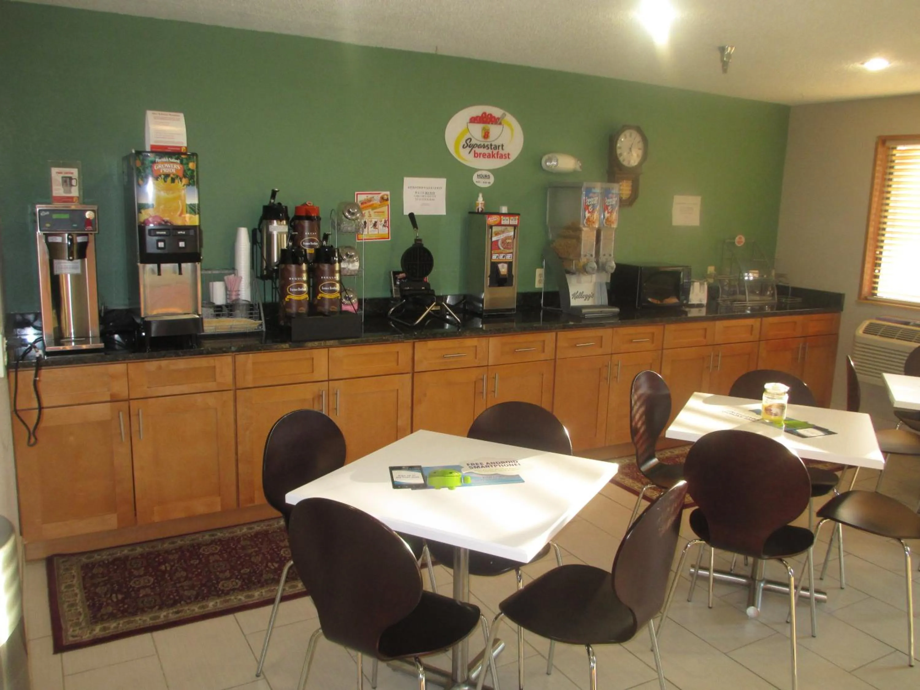 Restaurant/places to eat in Super 8 by Wyndham Richmond/Chamberlayne Rd