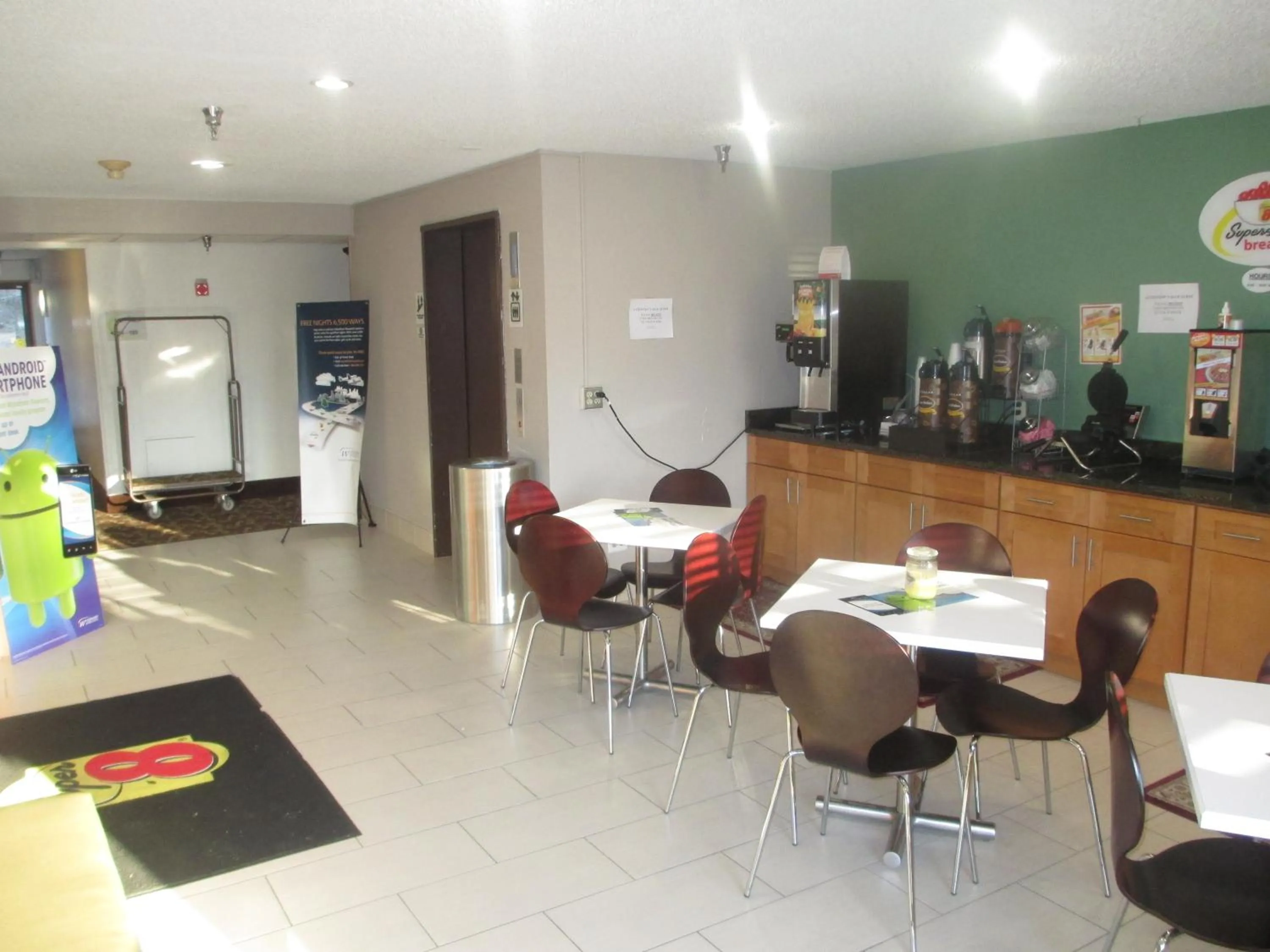 Restaurant/places to eat in Super 8 by Wyndham Richmond/Chamberlayne Rd