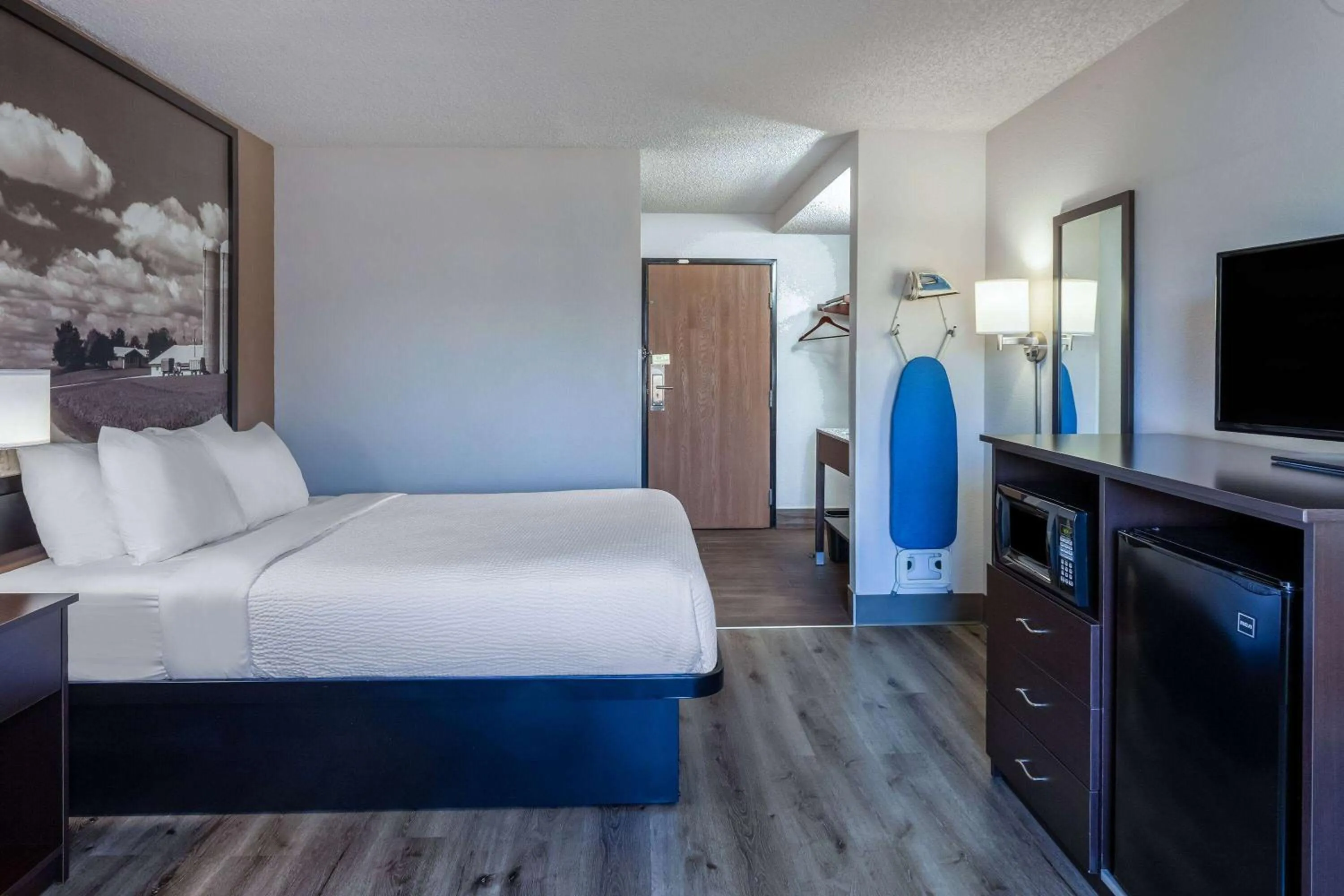 Photo of the whole room, Bed in Super 8 by Wyndham Wausau