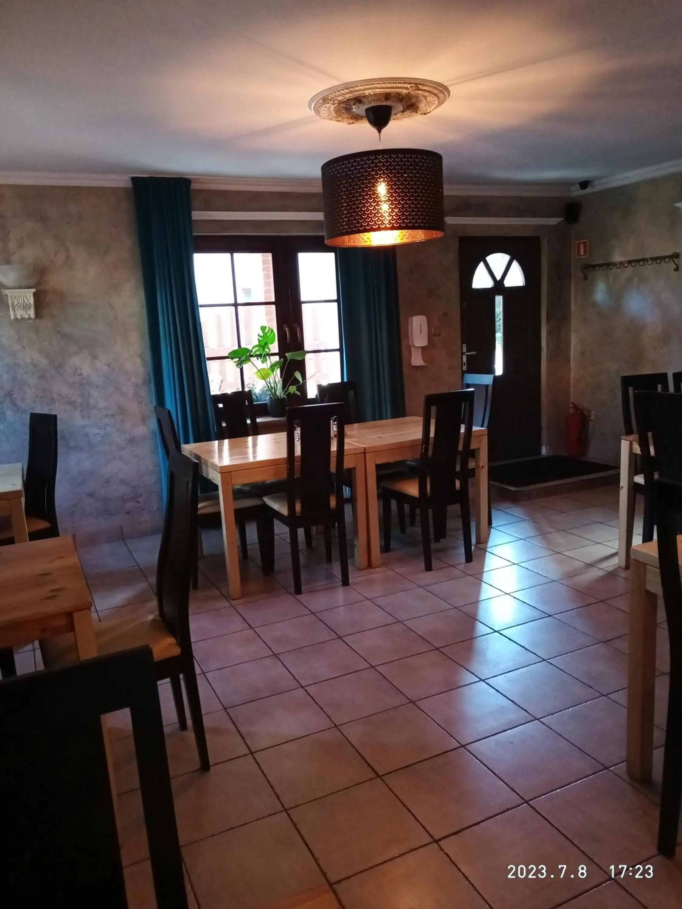 Restaurant/places to eat in Lusia