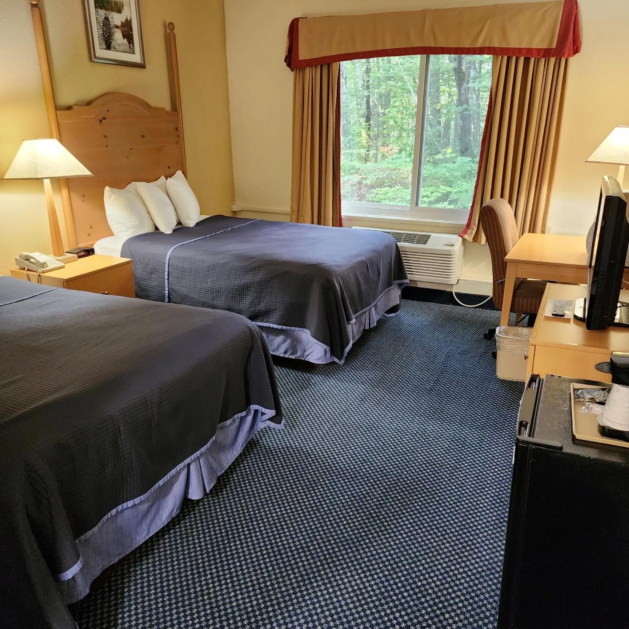Bed in Katahdin Inn & Suites