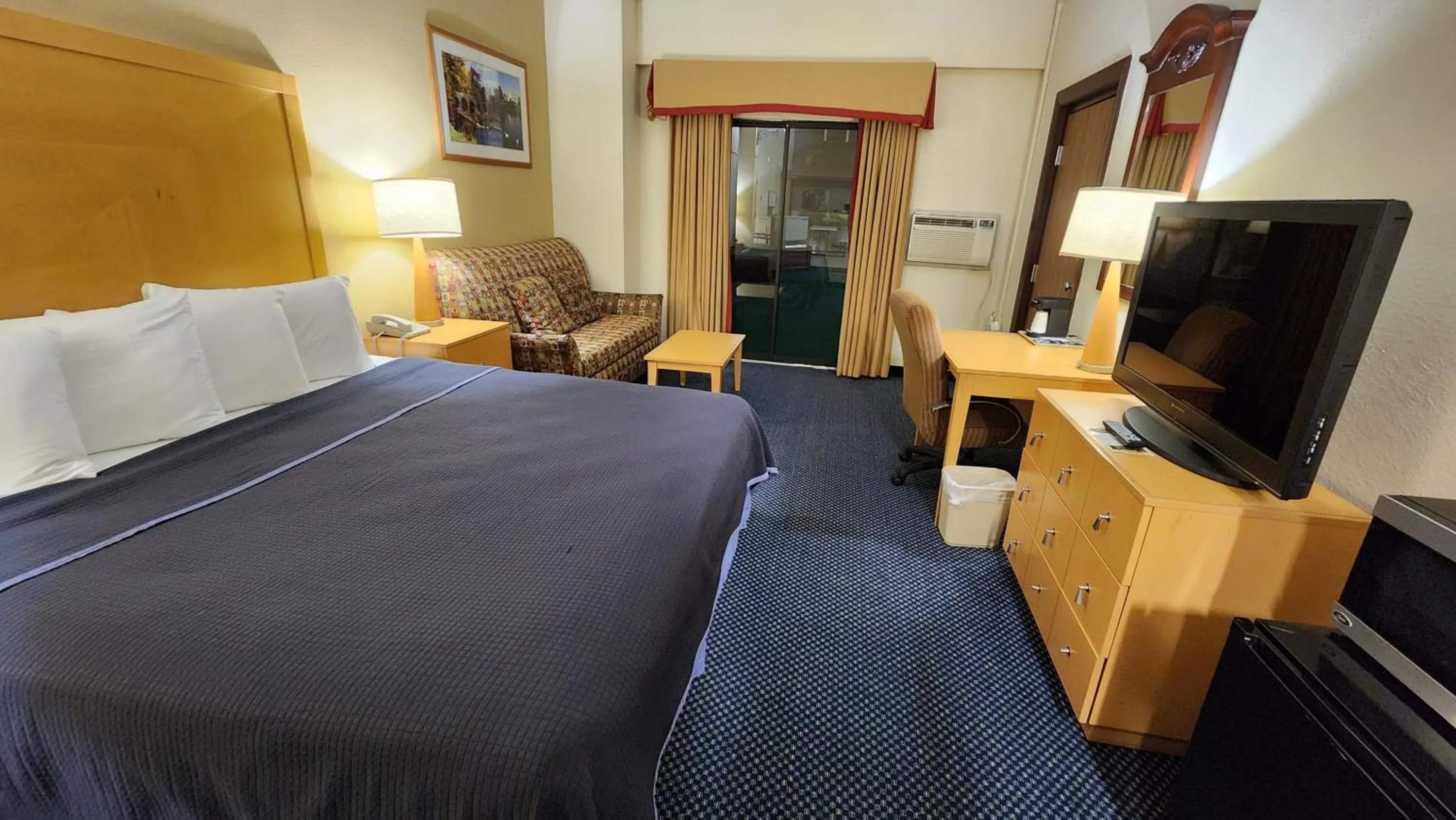 Bed in Katahdin Inn & Suites