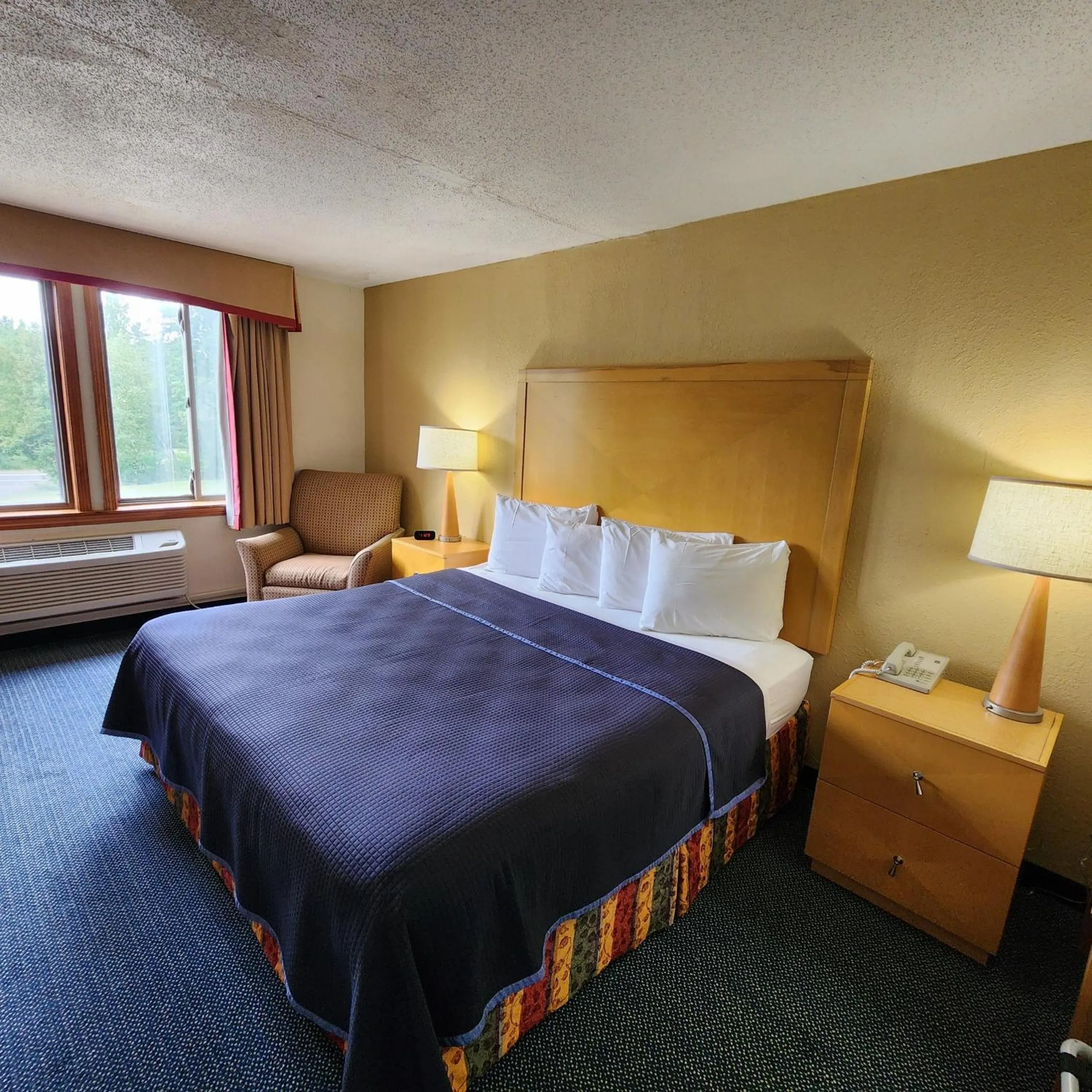 Bed in Katahdin Inn & Suites