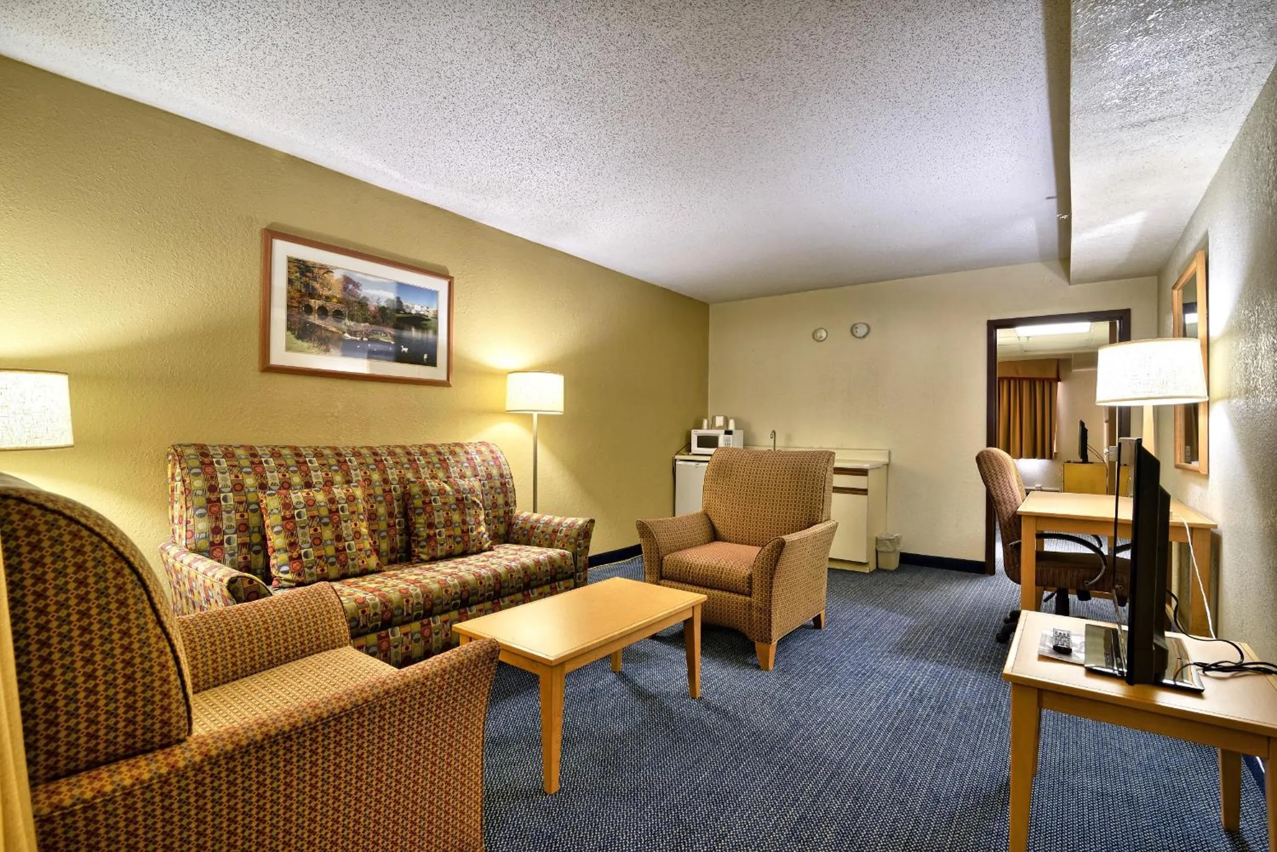 Living room, Bed in Katahdin Inn & Suites