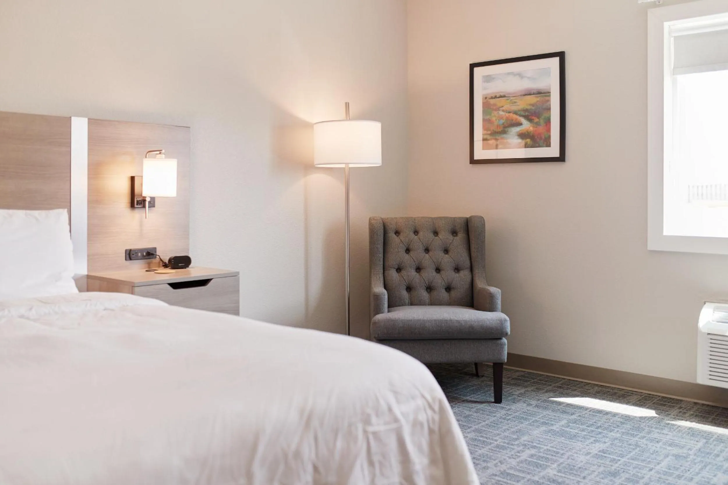 Seating area, Bed in Brady Hotel