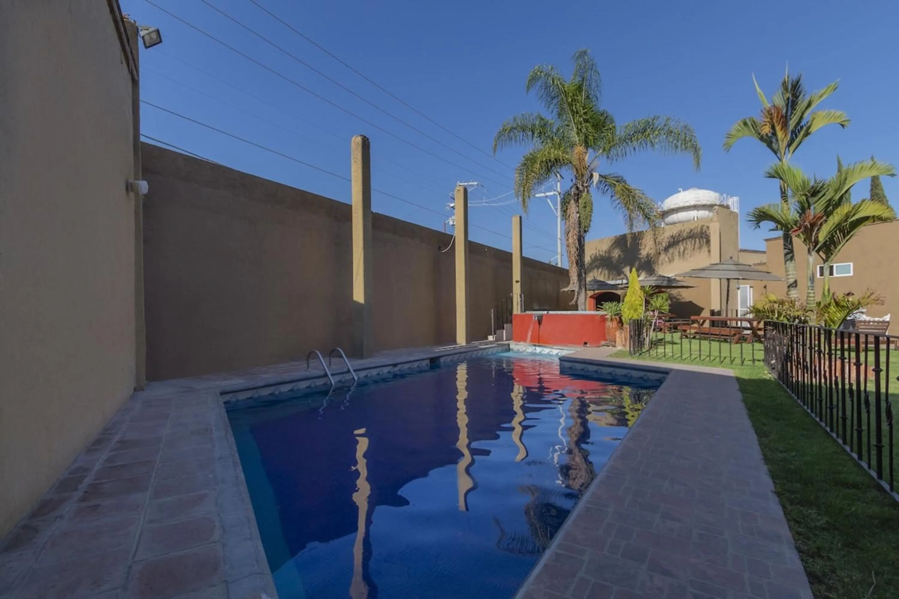 Swimming pool in Collection O Hotel La Huerta Golf & Hotel, Cholula