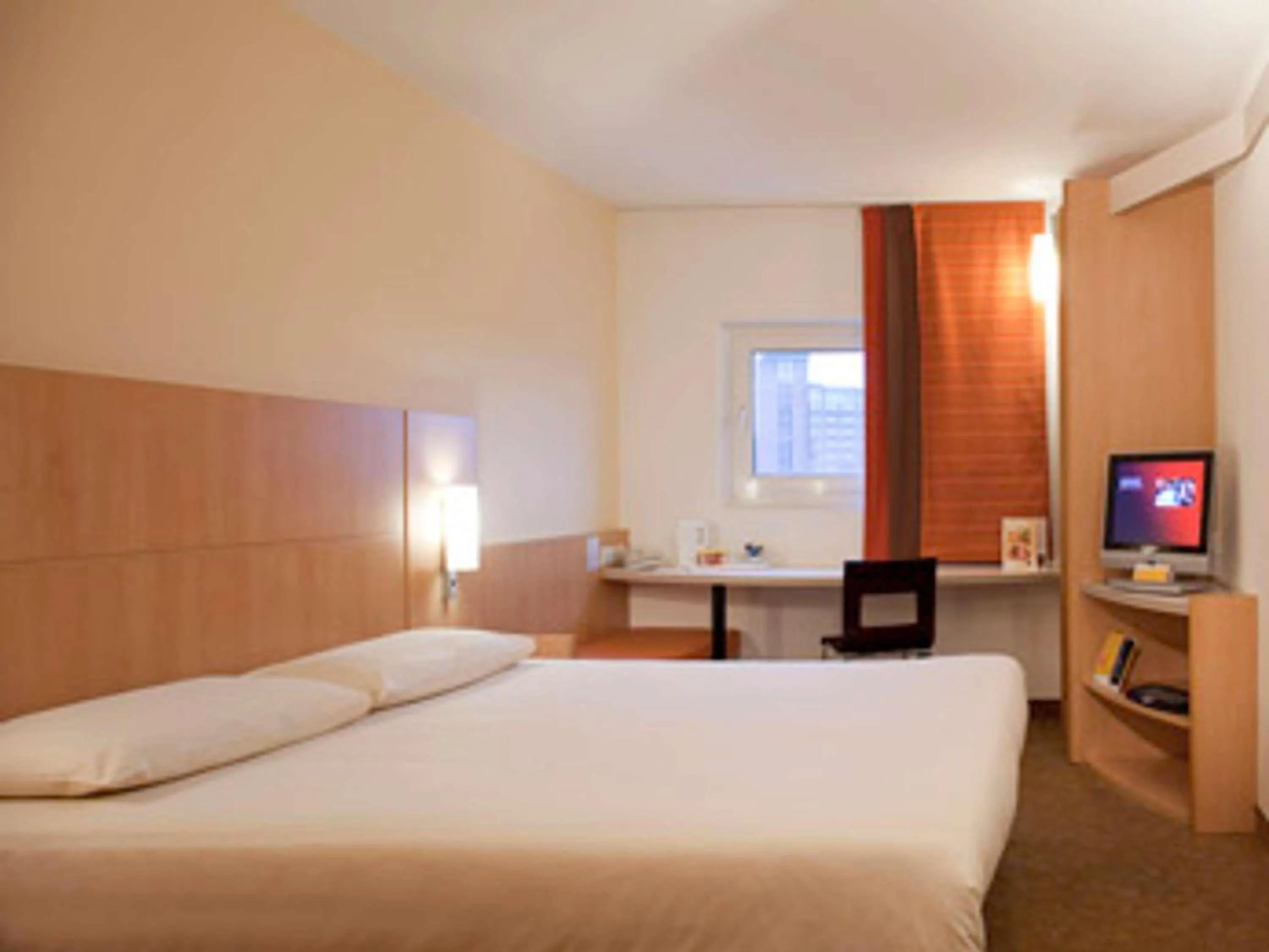 Bedroom, Bed in ibis Leeds Centre Marlborough Street