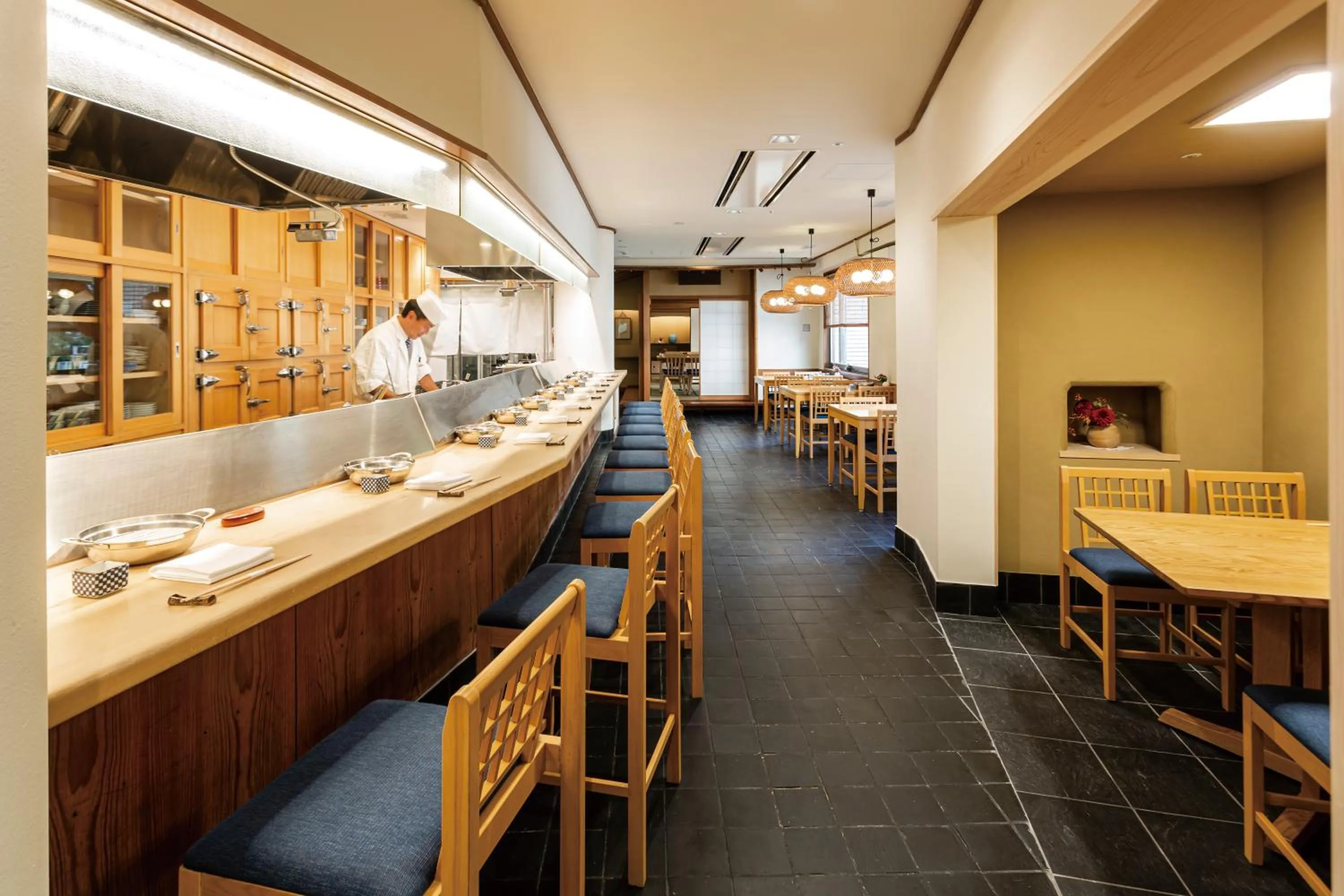 Restaurant/Places to Eat in Hilltop Hotel