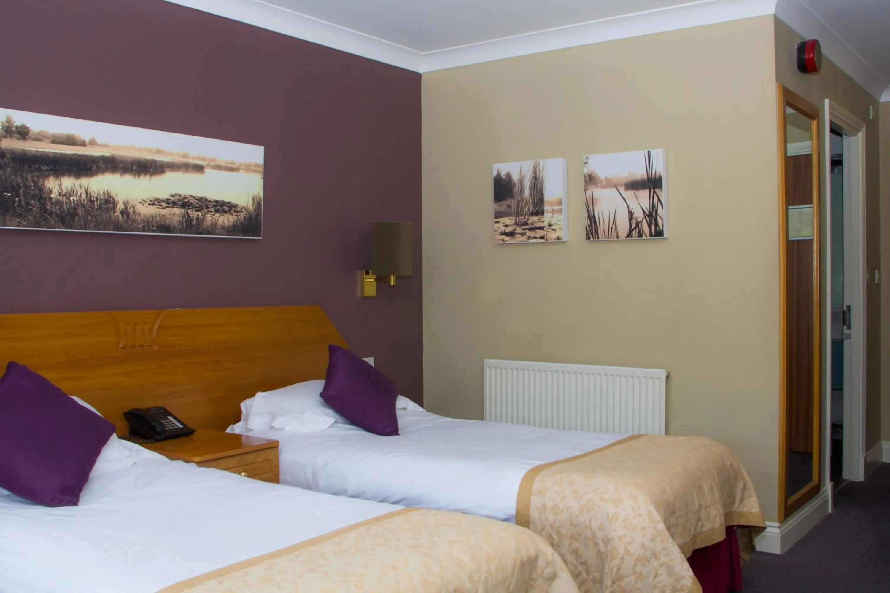 Bathroom, Bed in The Essex Golf & Country Club Hotel