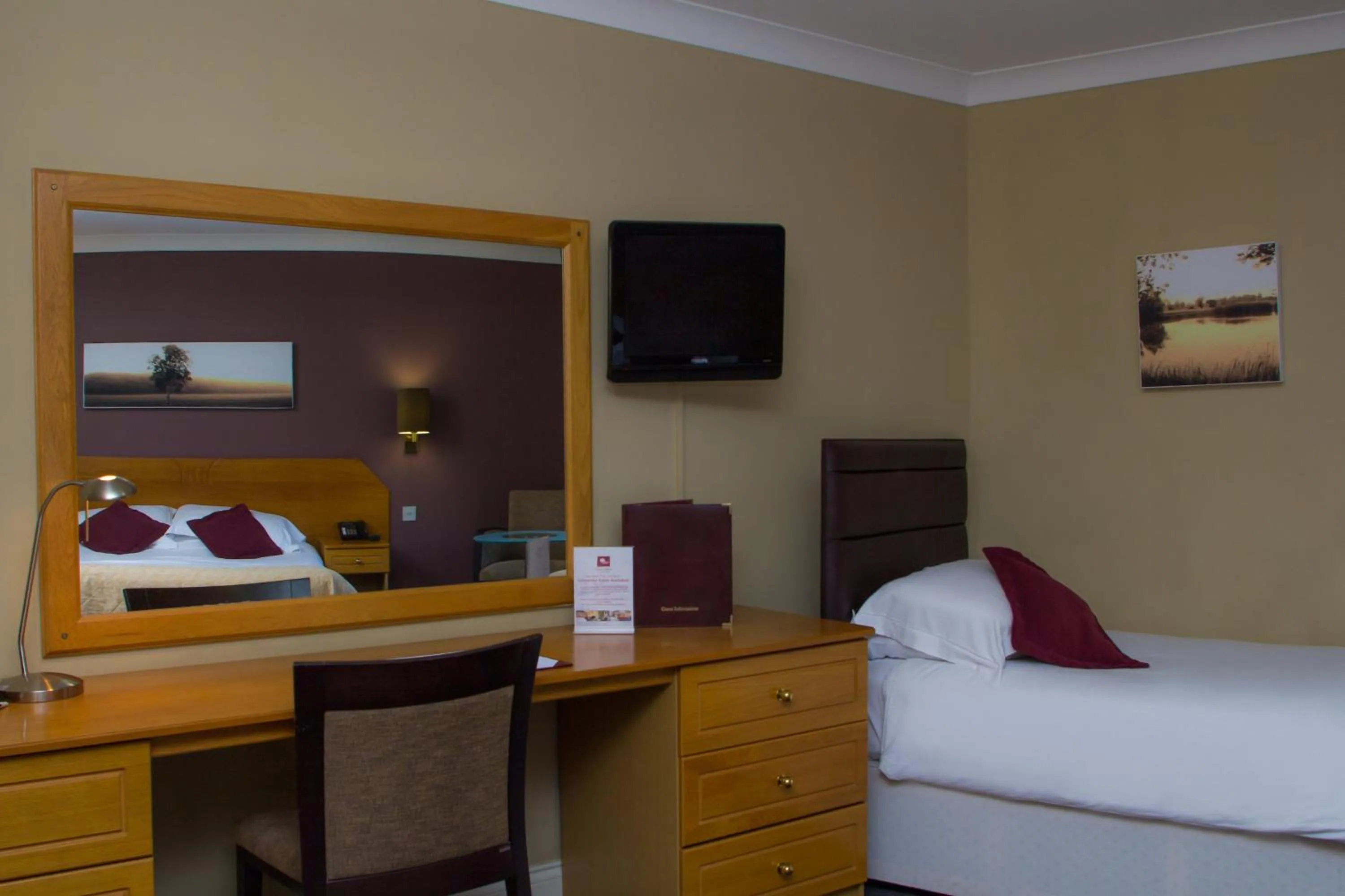 TV and multimedia, Bed in The Essex Golf & Country Club Hotel