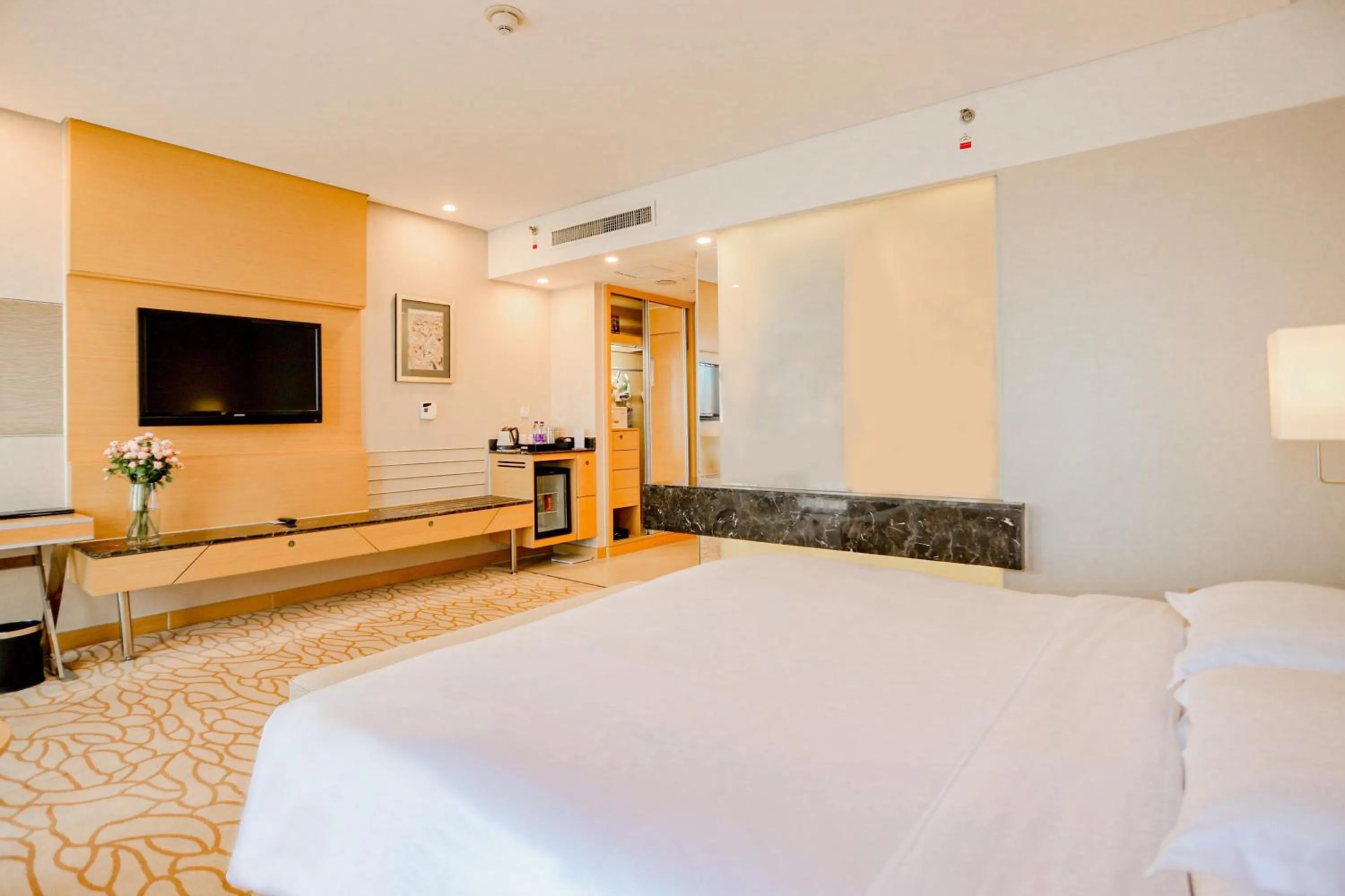 Photo of the whole room, Bed in Radisson Hotel Tianjin Aqua City