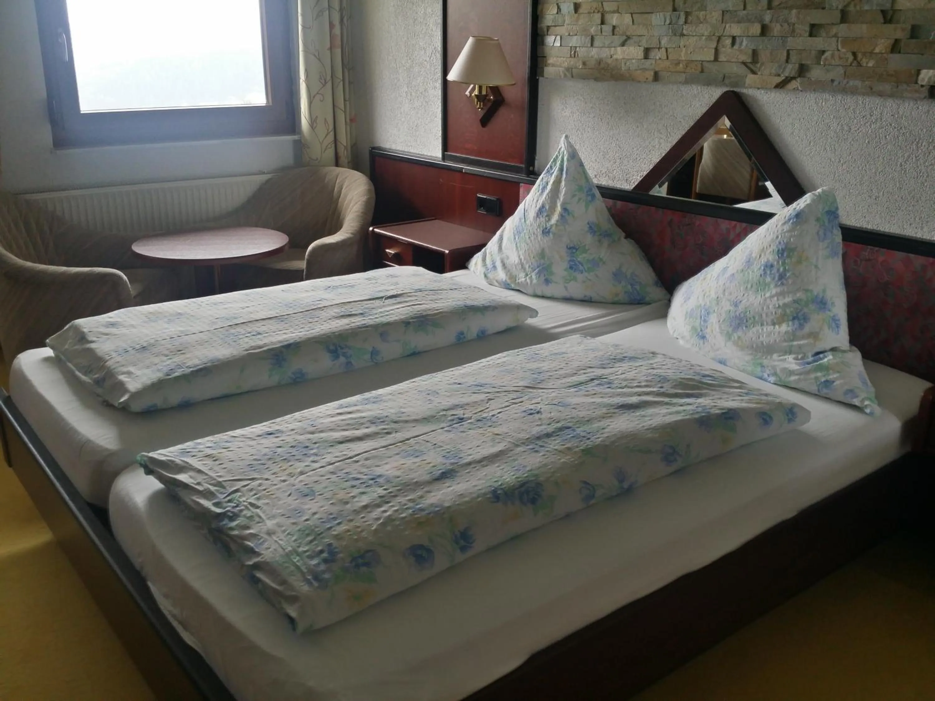 Seating area, Bed in Hotel Zur Engelsburg