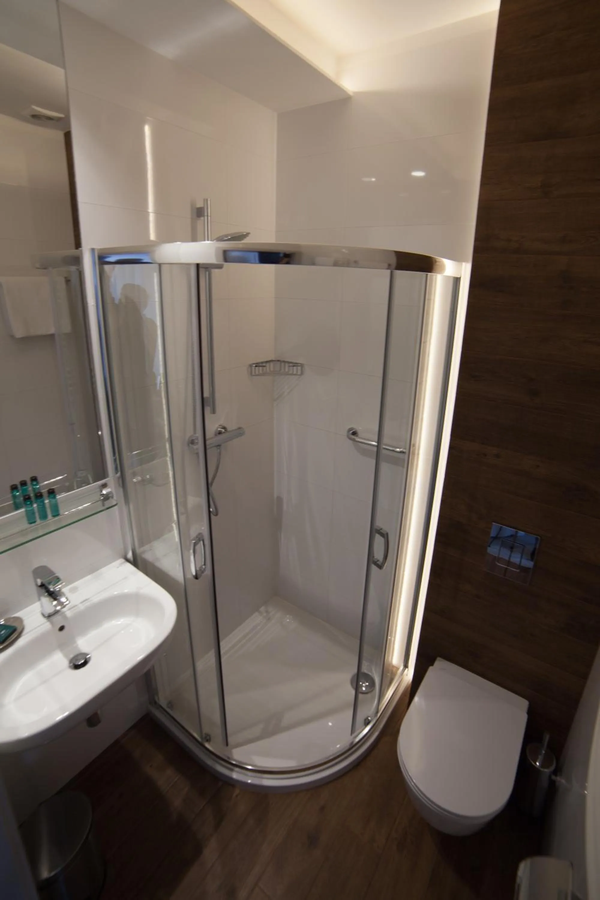 Shower in Novopolska - Hotel i Restauracja