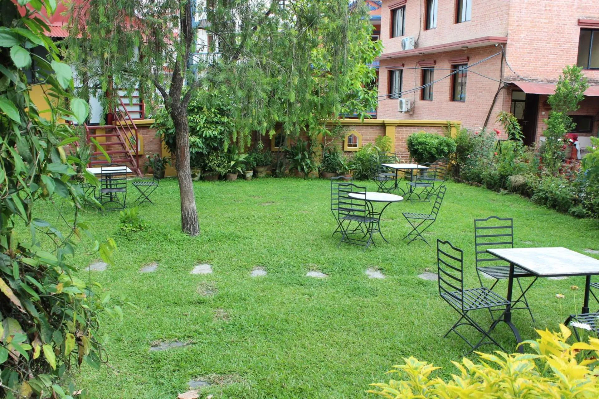 Restaurant/places to eat in Royal Astoria Hotel