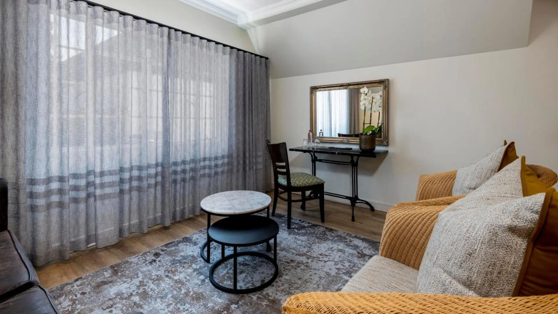 Living room in ANEW Hotel Hilton Pietermaritzburg