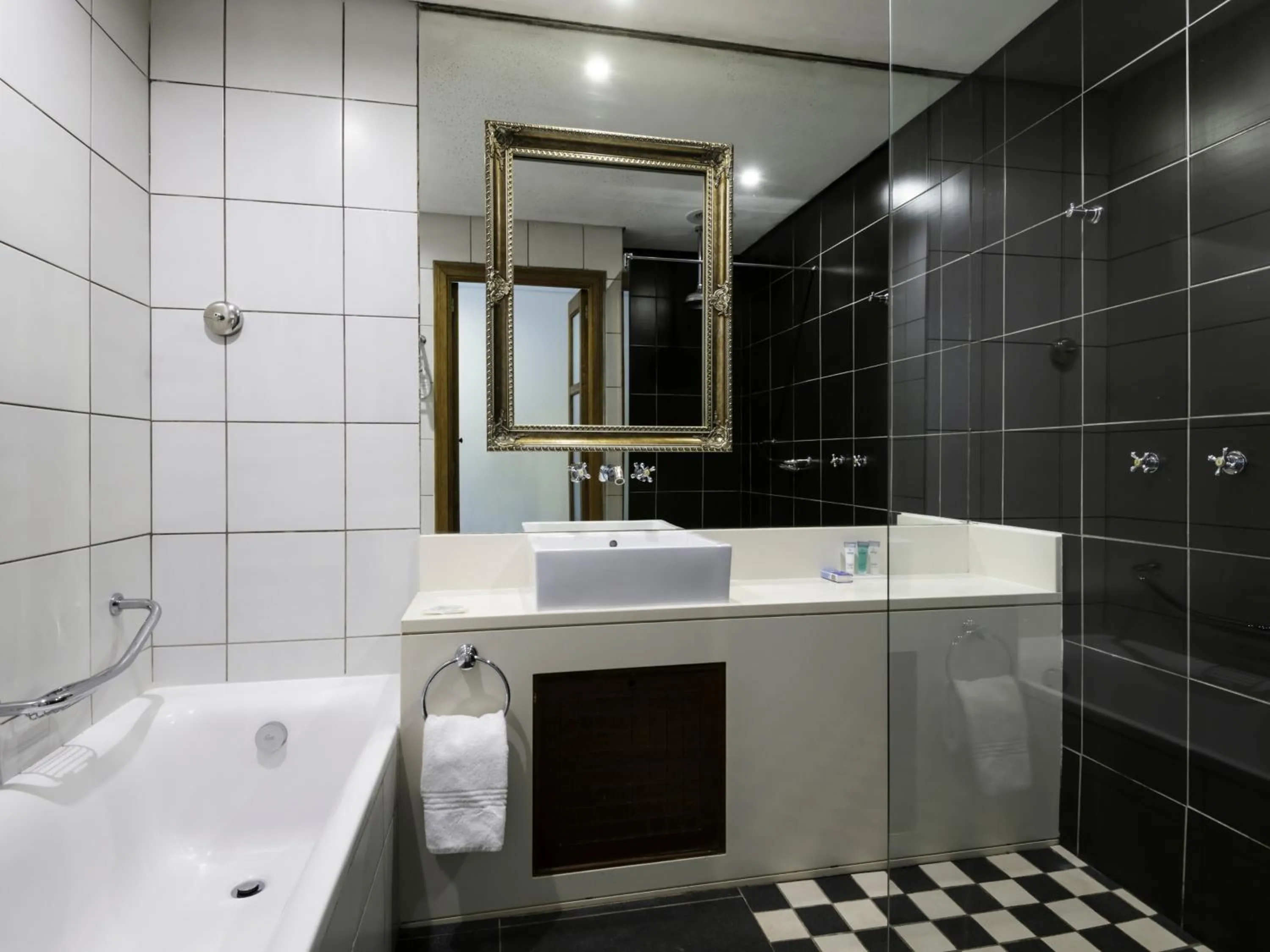 Shower in ANEW Hotel Hilton Pietermaritzburg