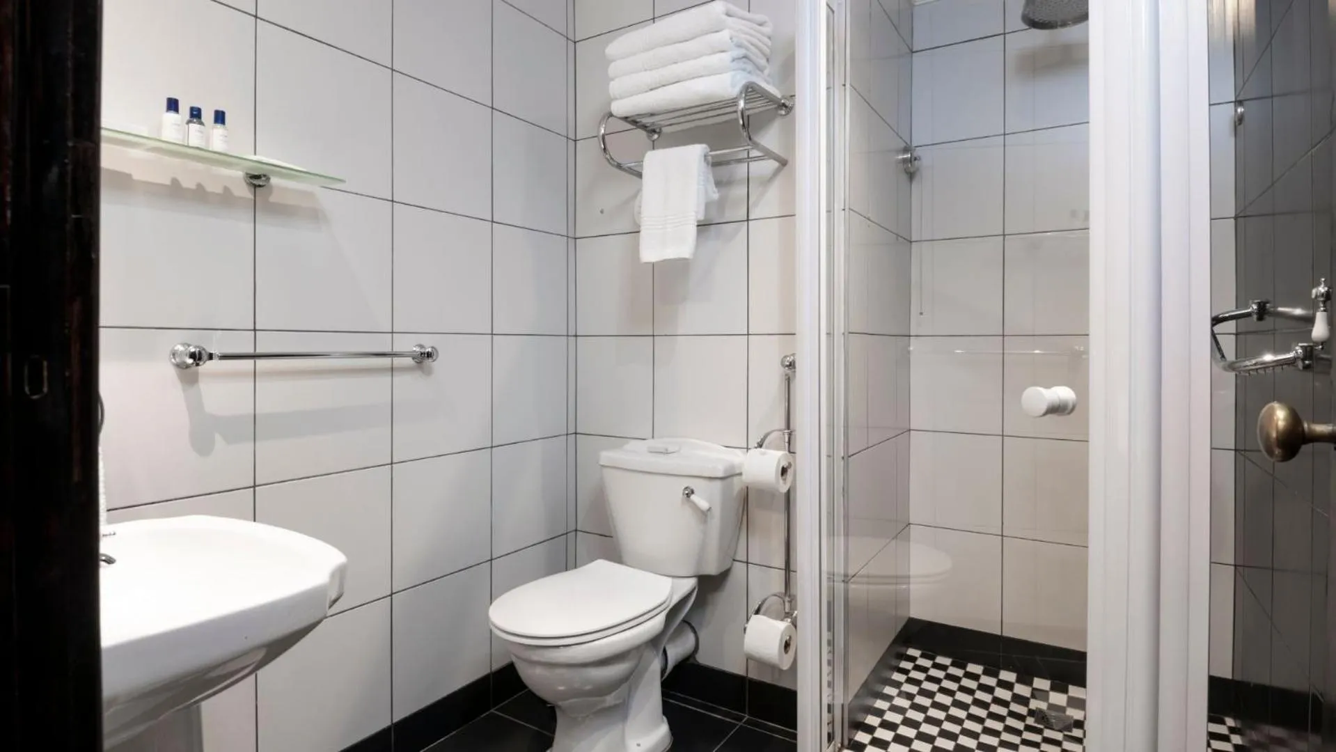 Shower in ANEW Hotel Hilton Pietermaritzburg