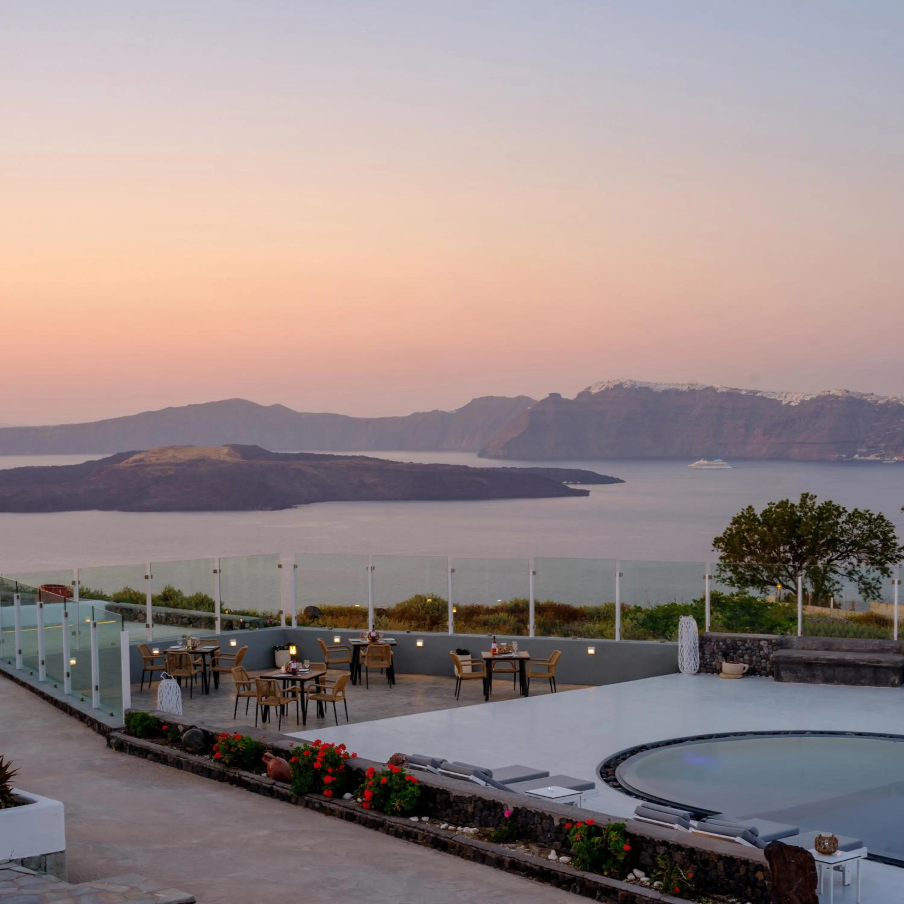 Restaurant/places to eat in Kalestesia Suites