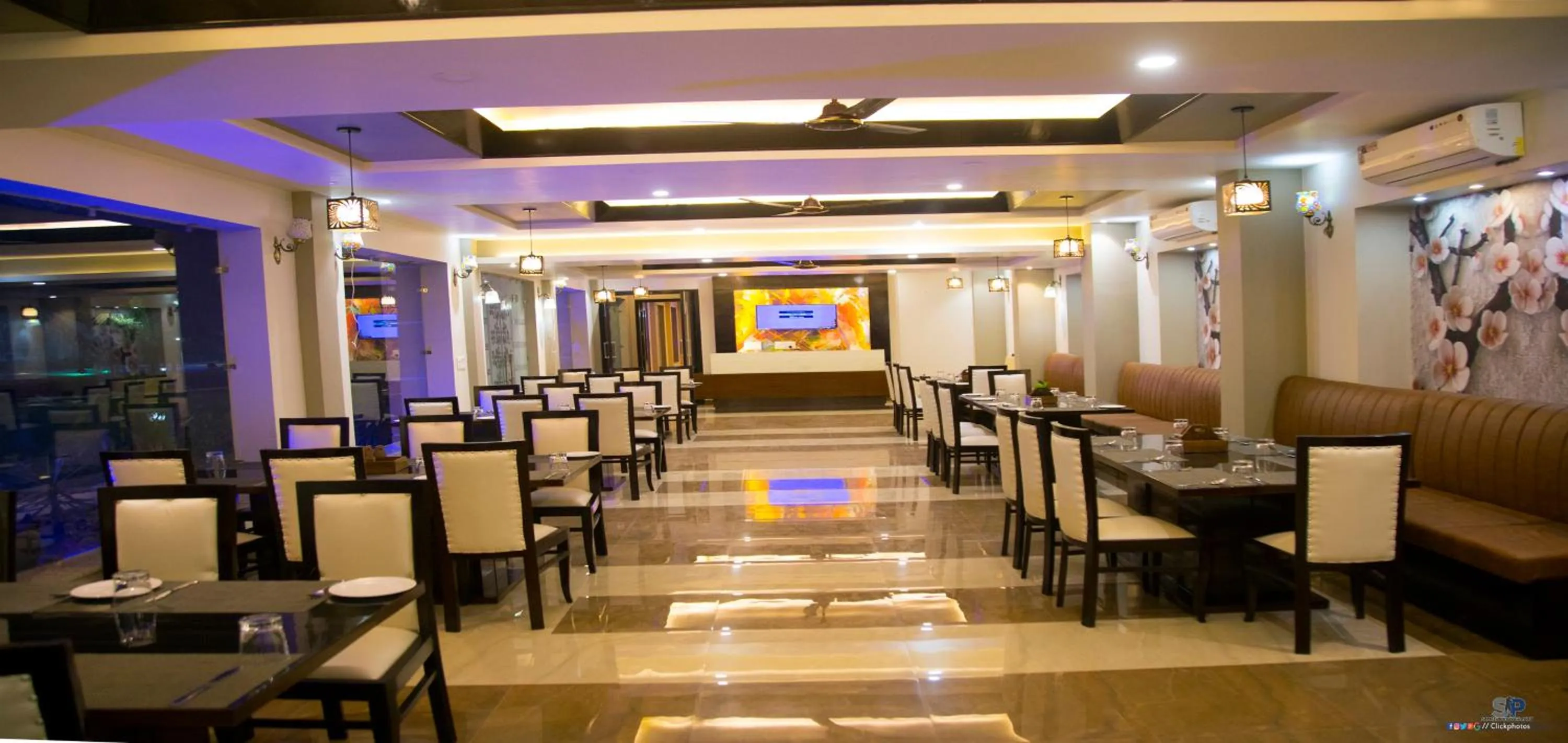 Restaurant/places to eat in La Bellevue (Club & Resort)