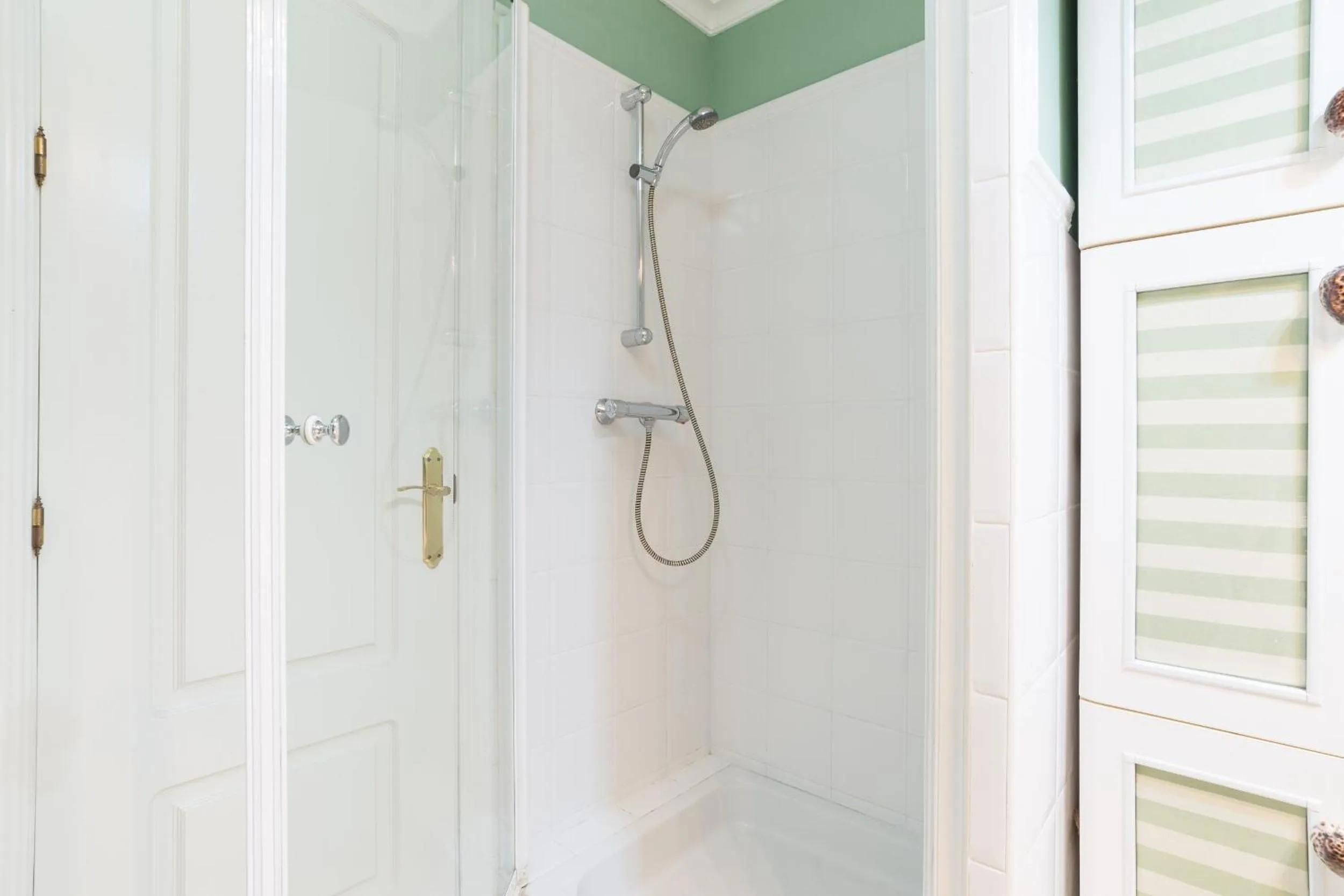 Shower in MalagaSuite Palm Beach Fuengirola