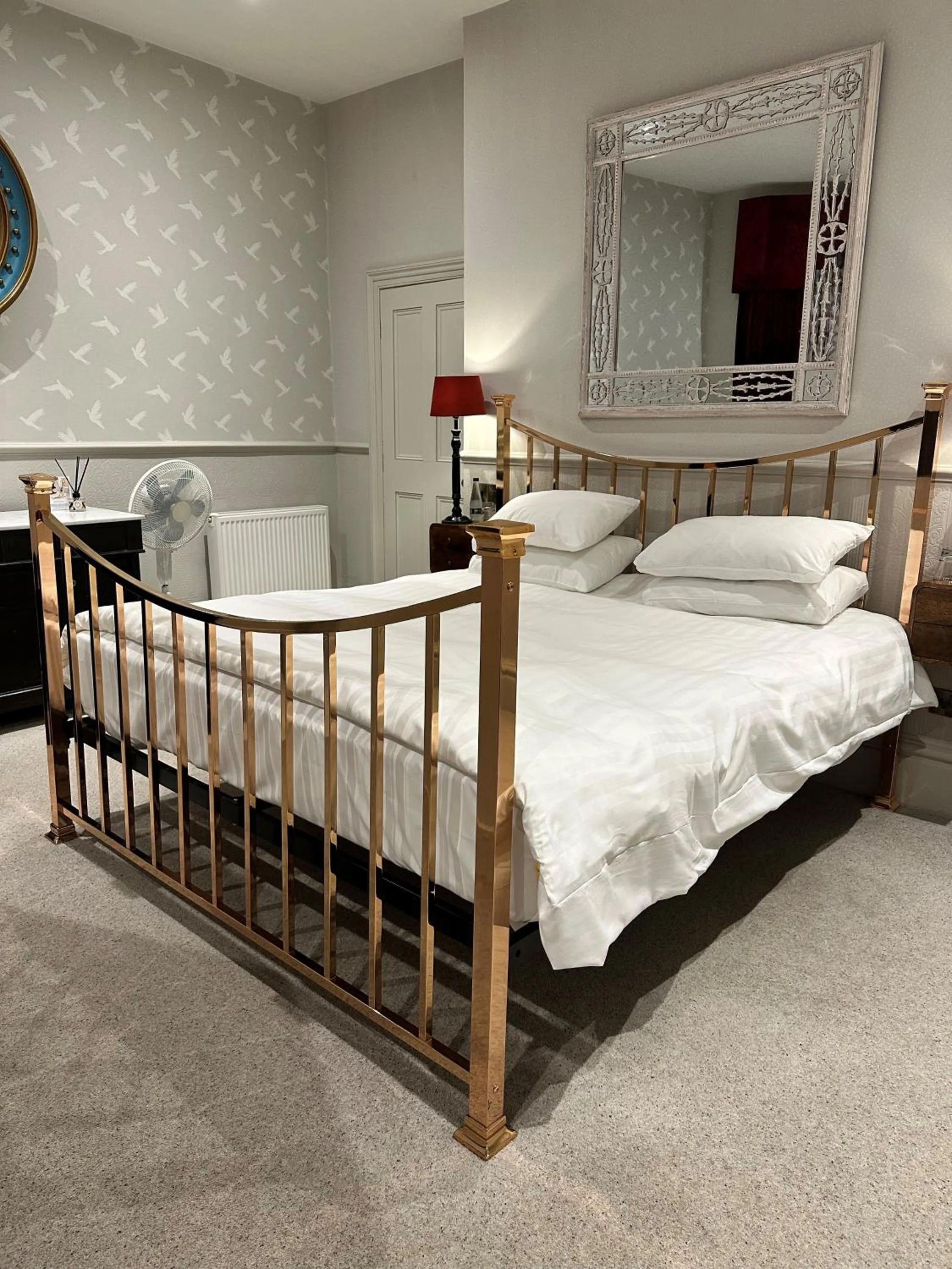 Bedroom, Bed in Crown Hotel