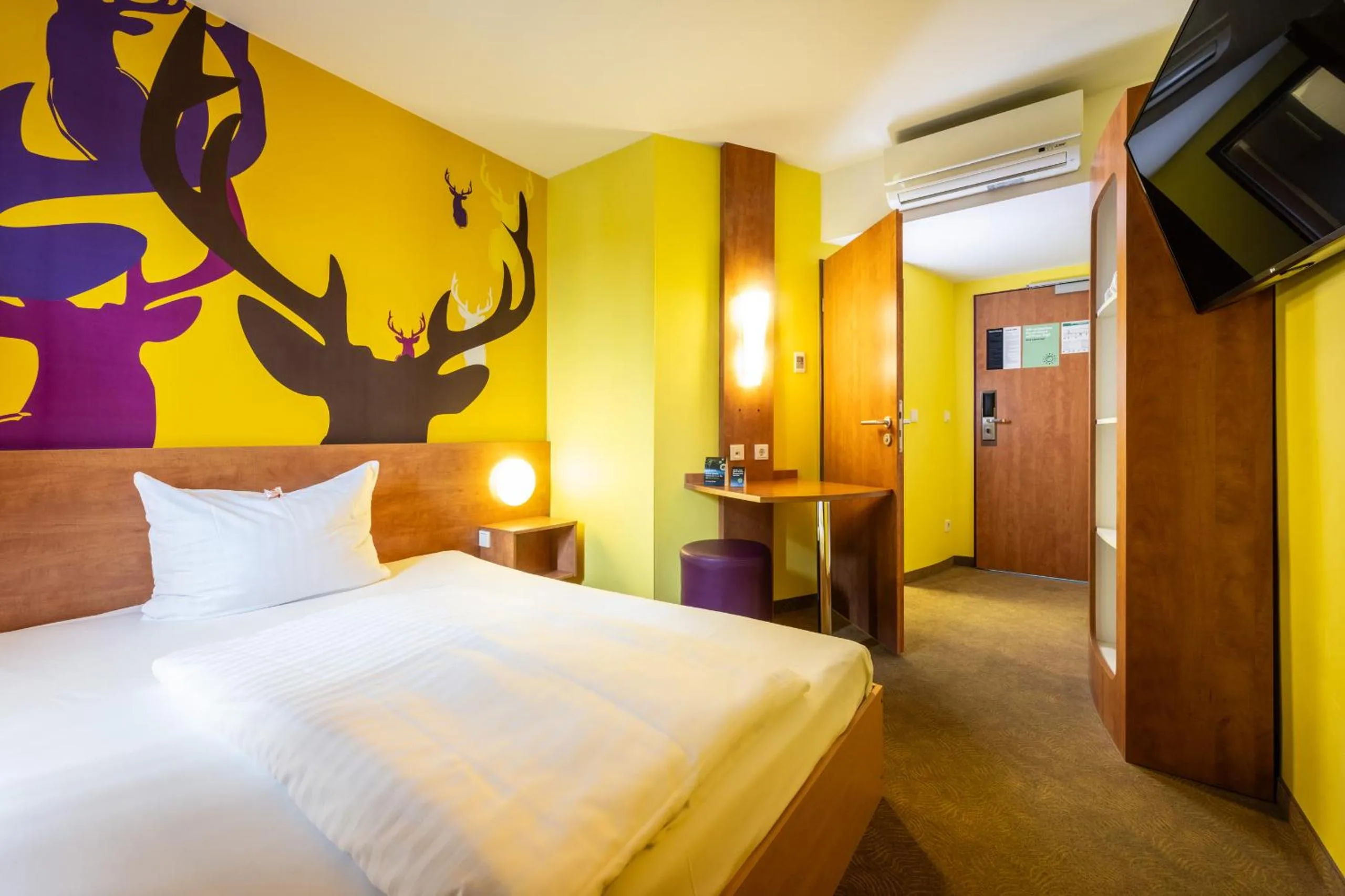 Photo of the whole room, Bed in Hotel Göttingen-West