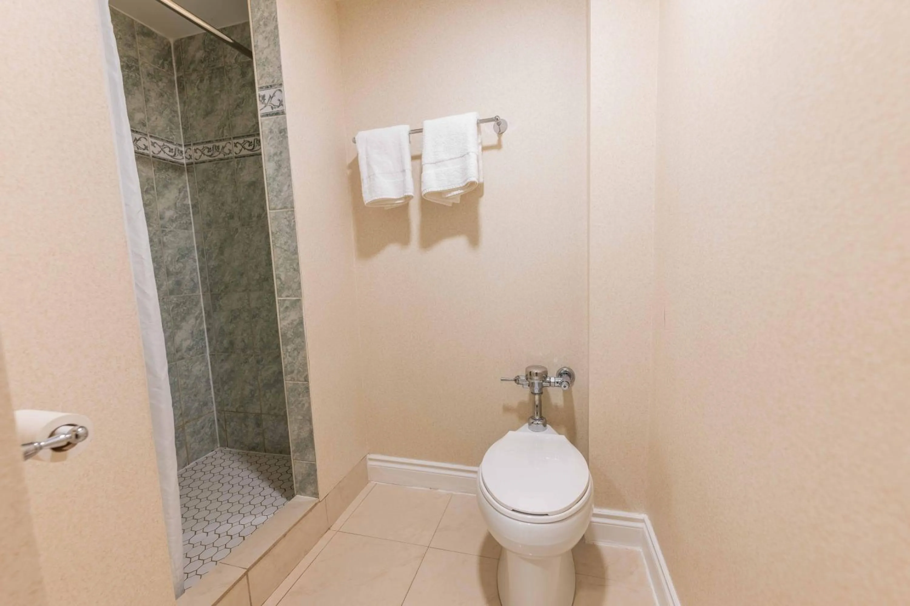 Shower in Prince Arthur Waterfront Hotel & Suites