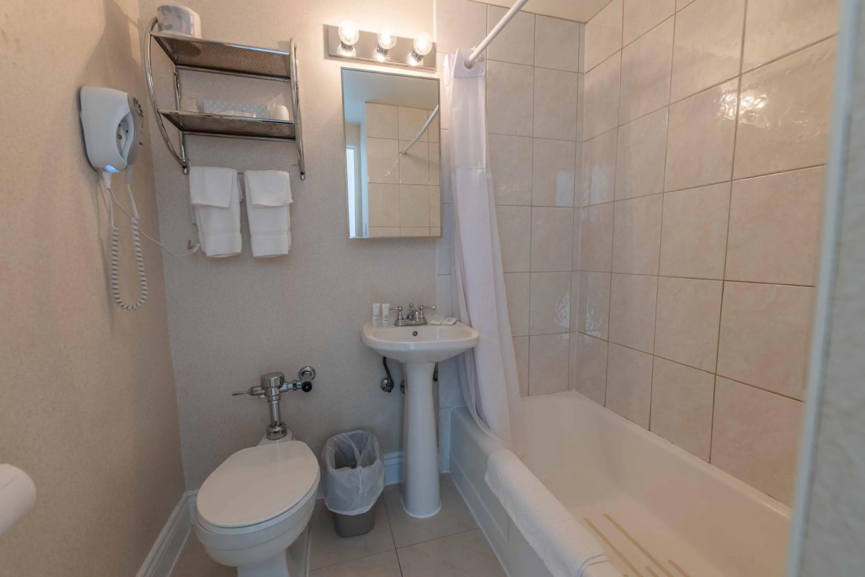 Prince Arthur Waterfront Hotel & Suites