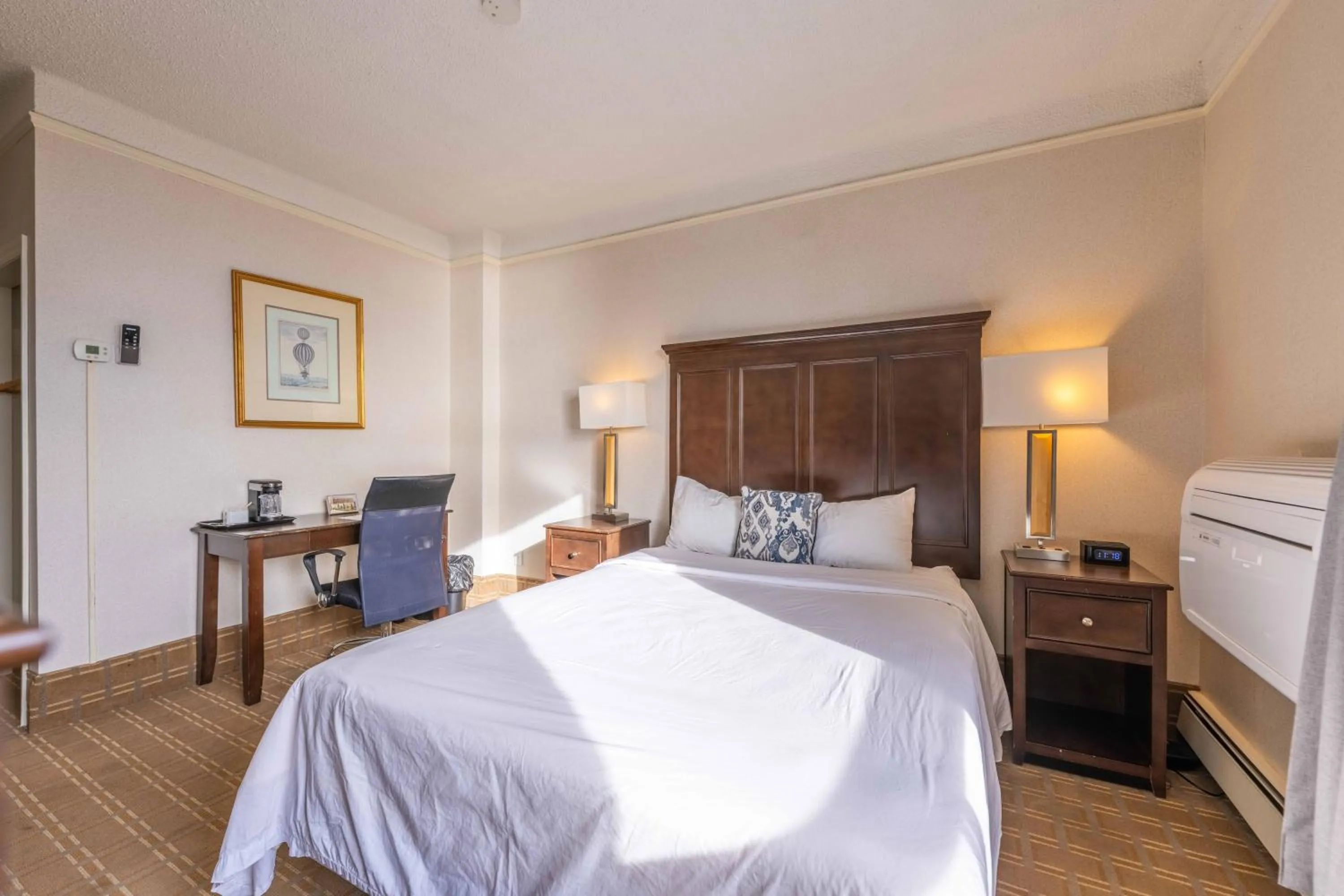 Bed in Prince Arthur Waterfront Hotel & Suites