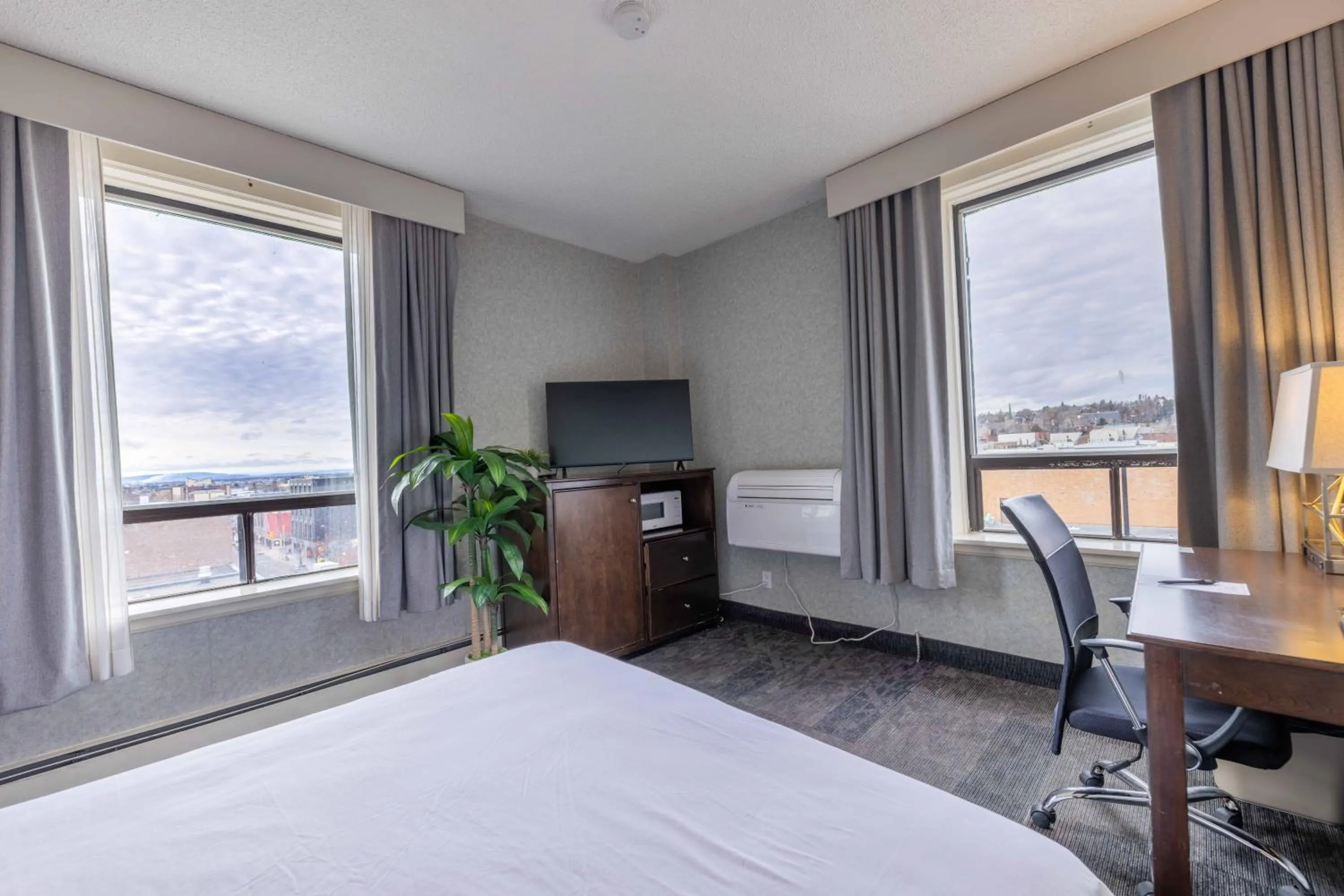 Bed in Prince Arthur Waterfront Hotel & Suites