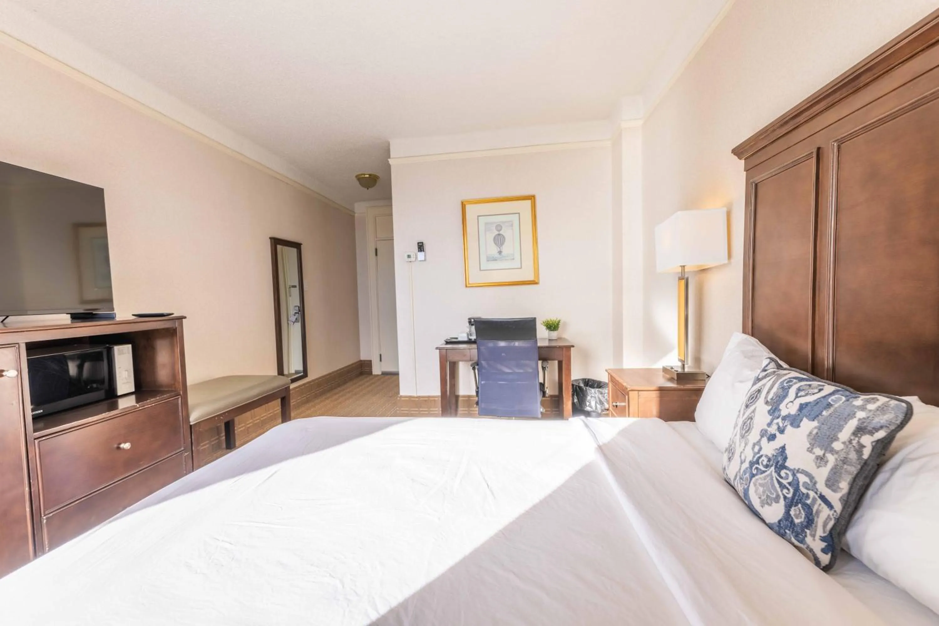 Bed in Prince Arthur Waterfront Hotel & Suites