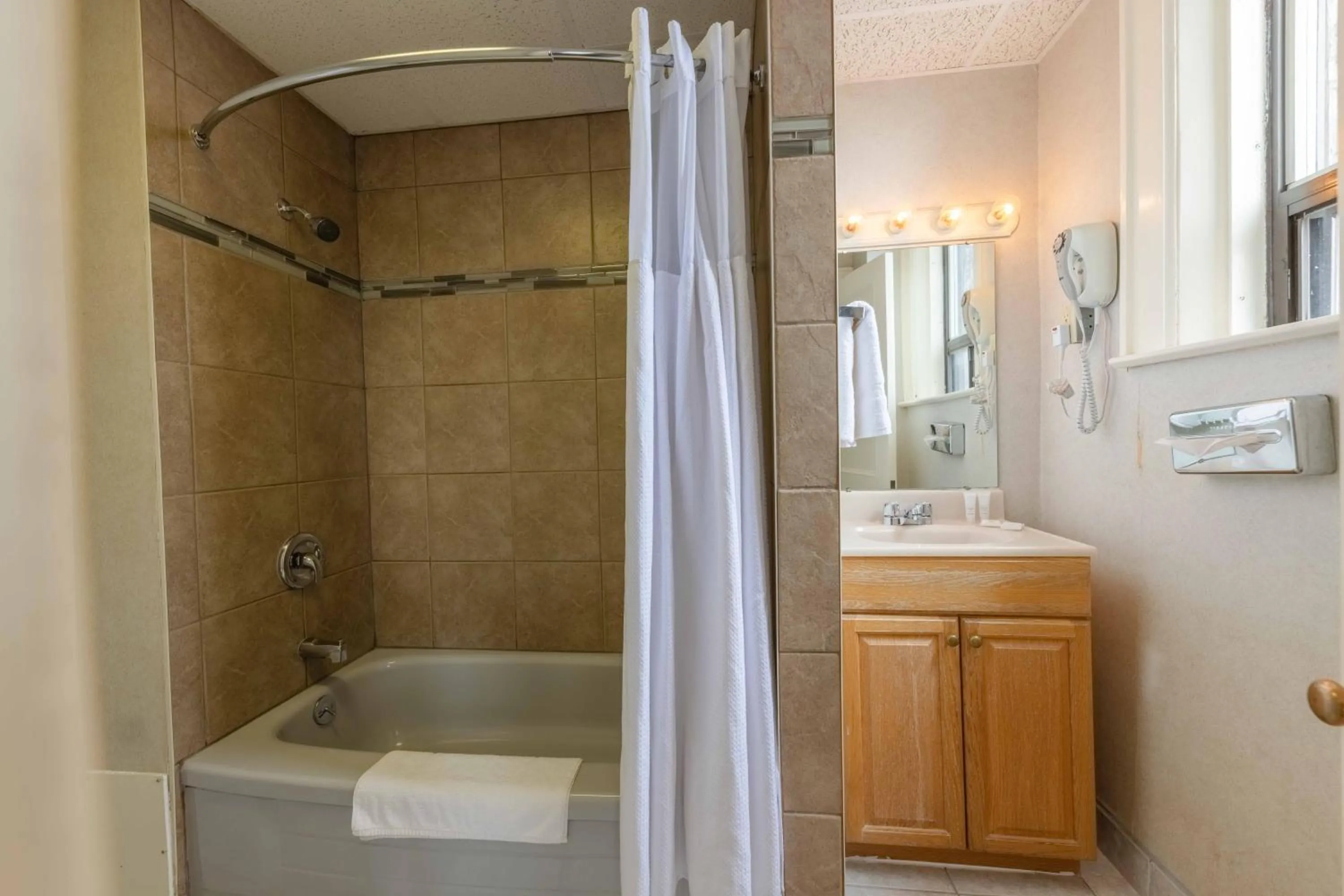 Shower in Prince Arthur Waterfront Hotel & Suites