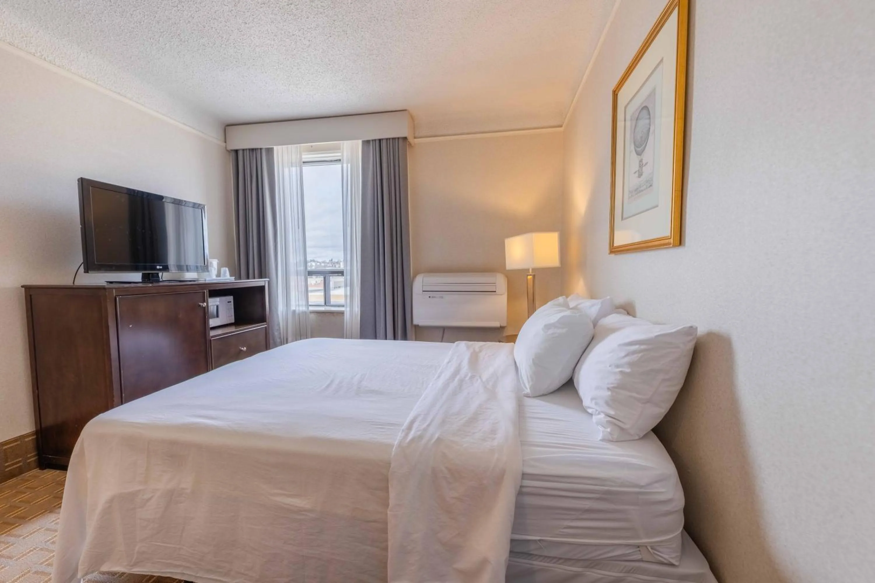 Bed in Prince Arthur Waterfront Hotel & Suites