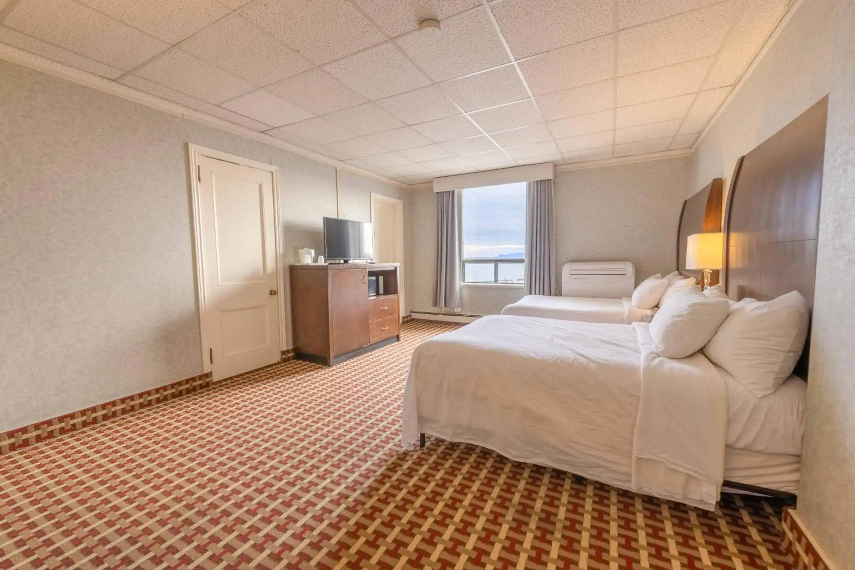 Double Room with Two Double Beds - Lake View in Prince Arthur Waterfront Hotel & Suites Double Room with Two Double Beds - Lake View in Prince Arthur Waterfront Hotel & Suites