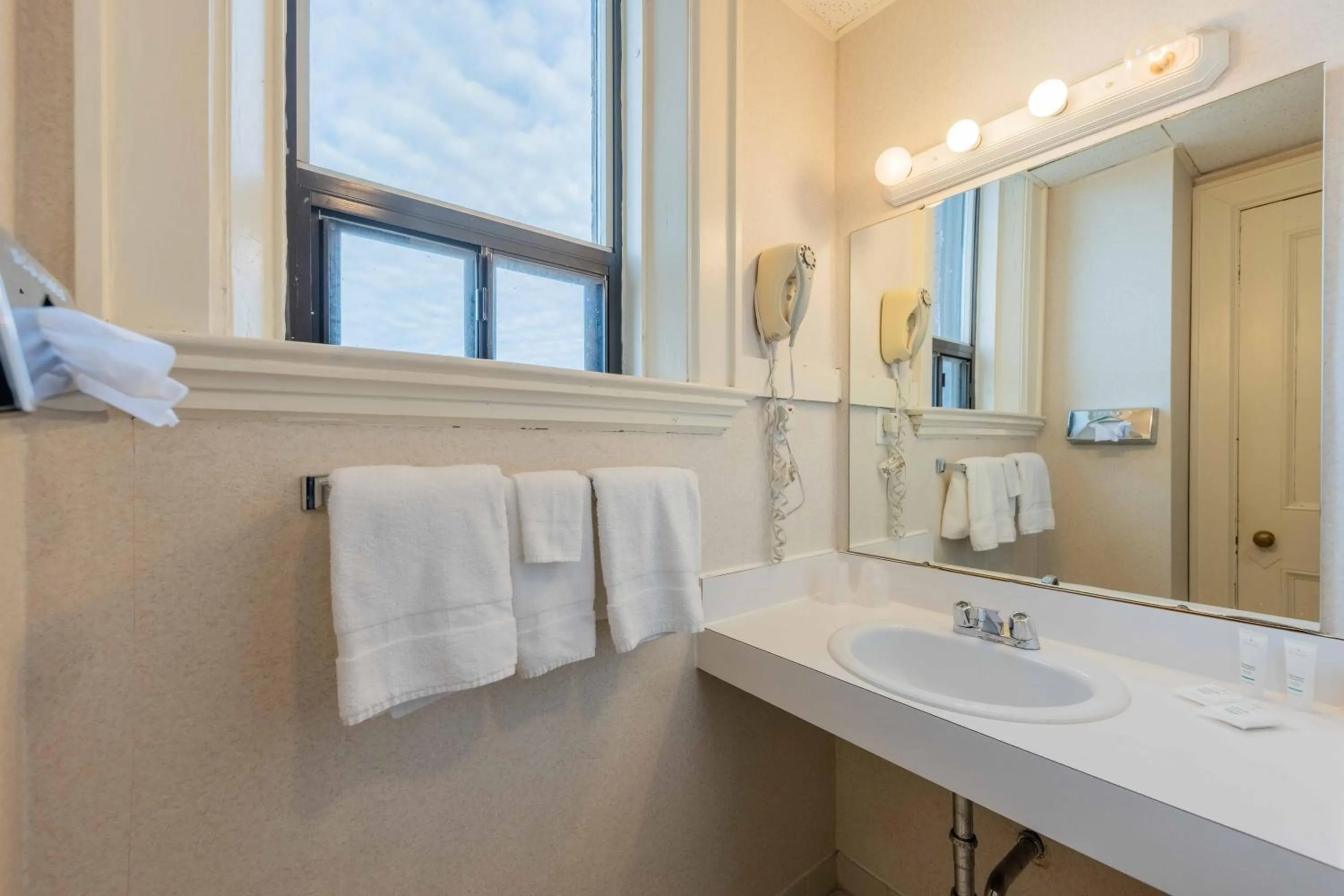 Prince Arthur Waterfront Hotel & Suites