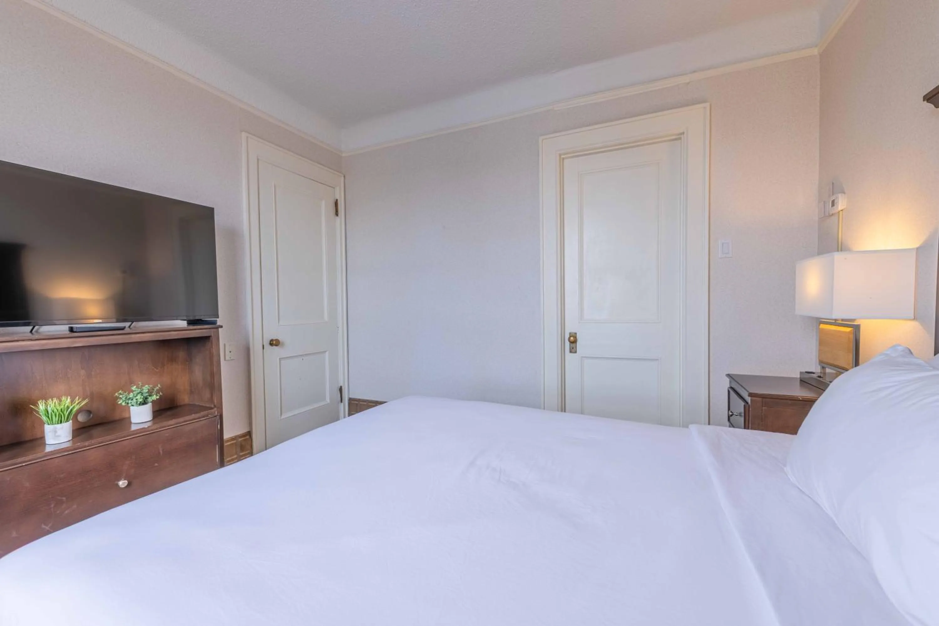 Bed in Prince Arthur Waterfront Hotel & Suites