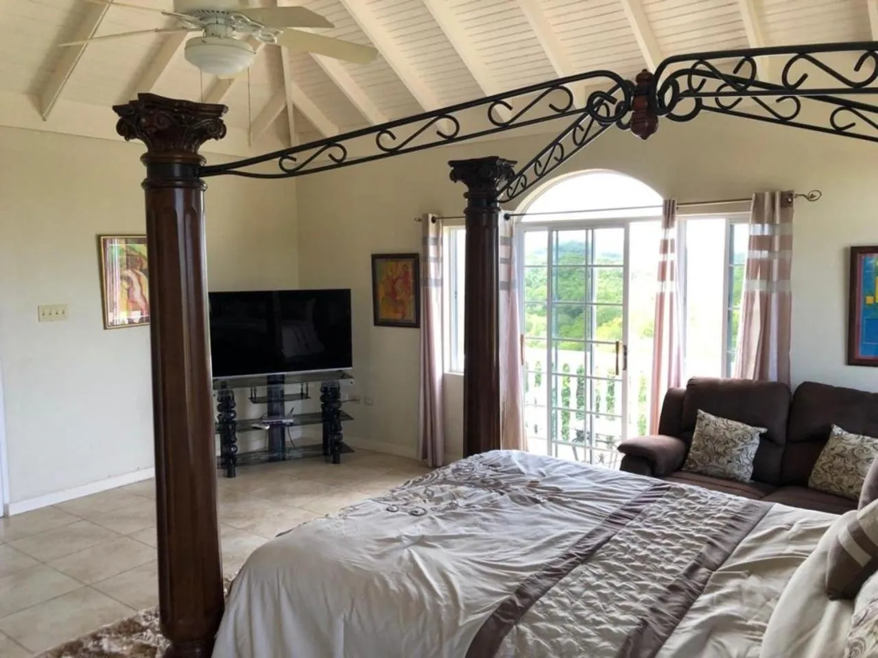 Communal lounge/ TV room, Bed in Retreat Guest House