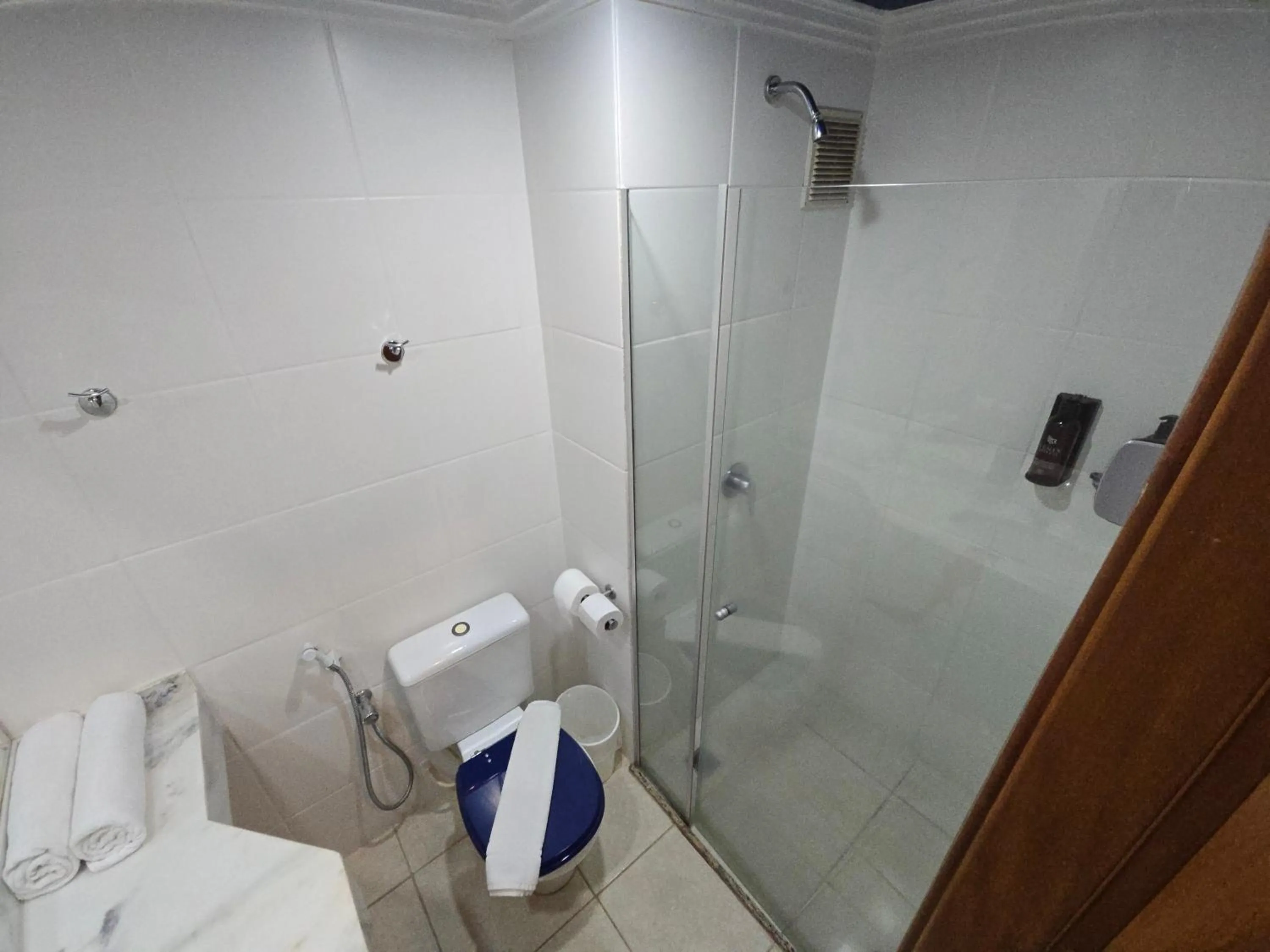 Toilet in Golden Tower Maurilio Biagi by Fênix Hotéis