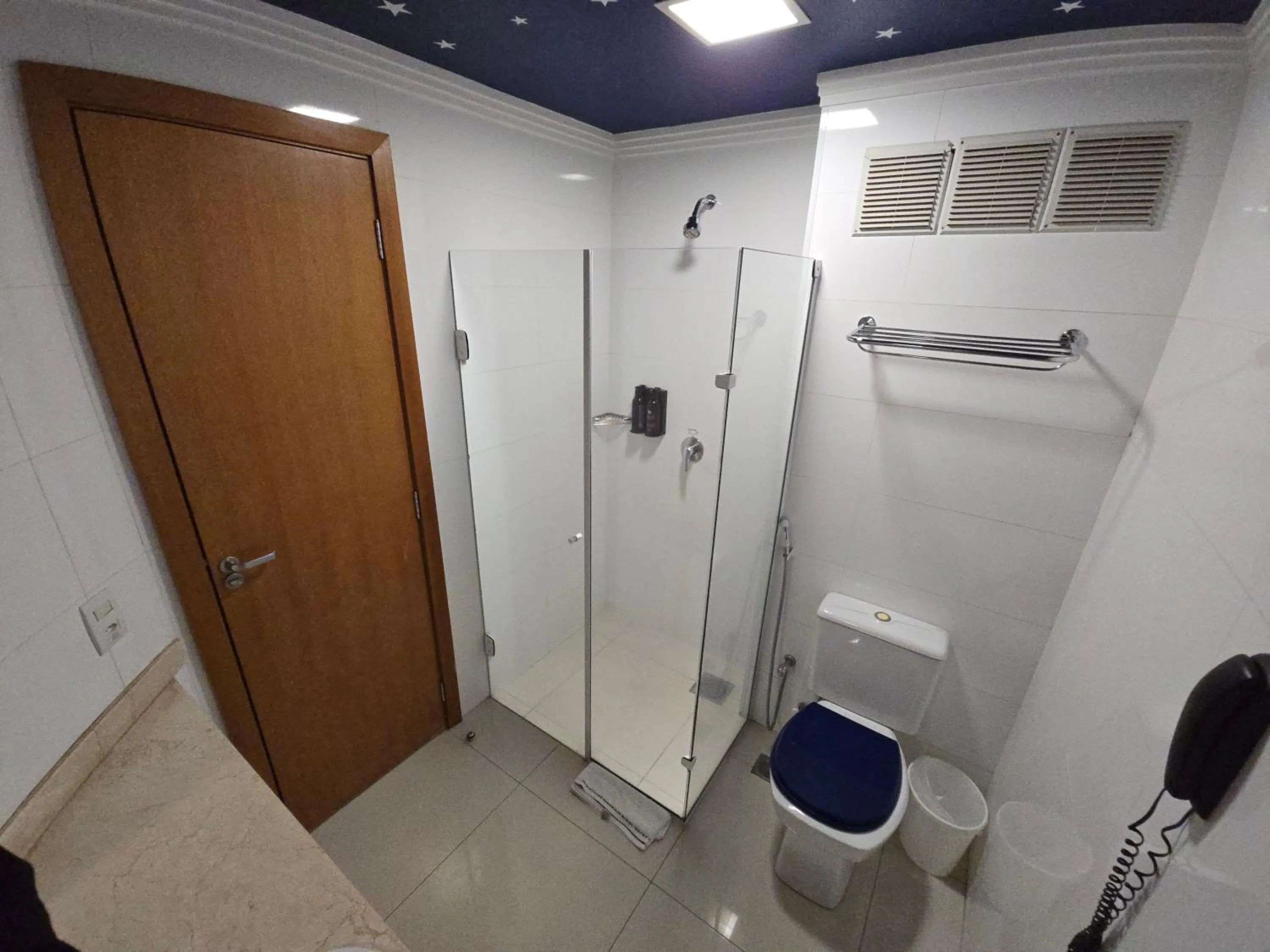 Shower in Golden Tower Maurilio Biagi by Fênix Hotéis