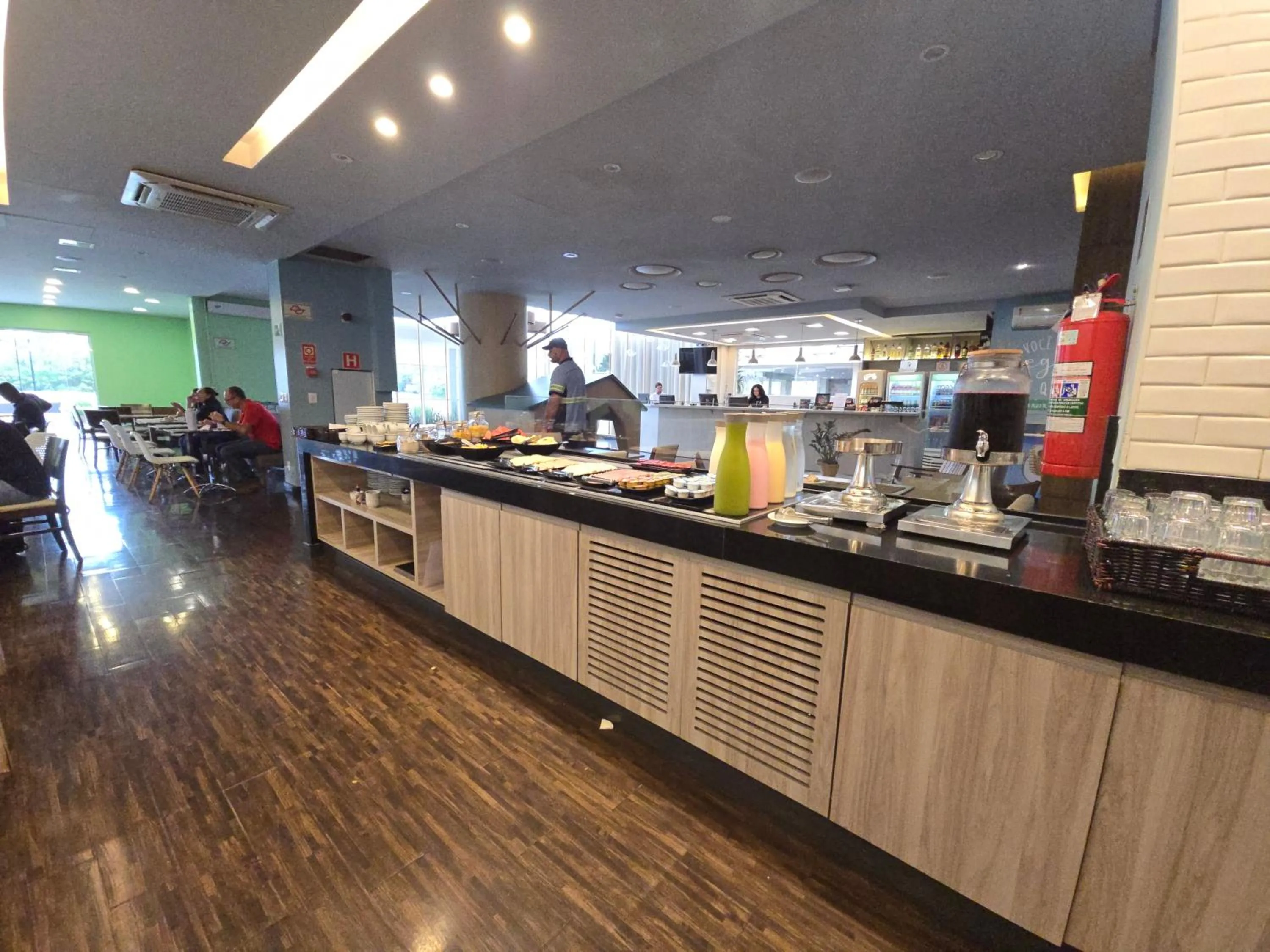 Buffet breakfast in Golden Tower Maurilio Biagi by Fênix Hotéis