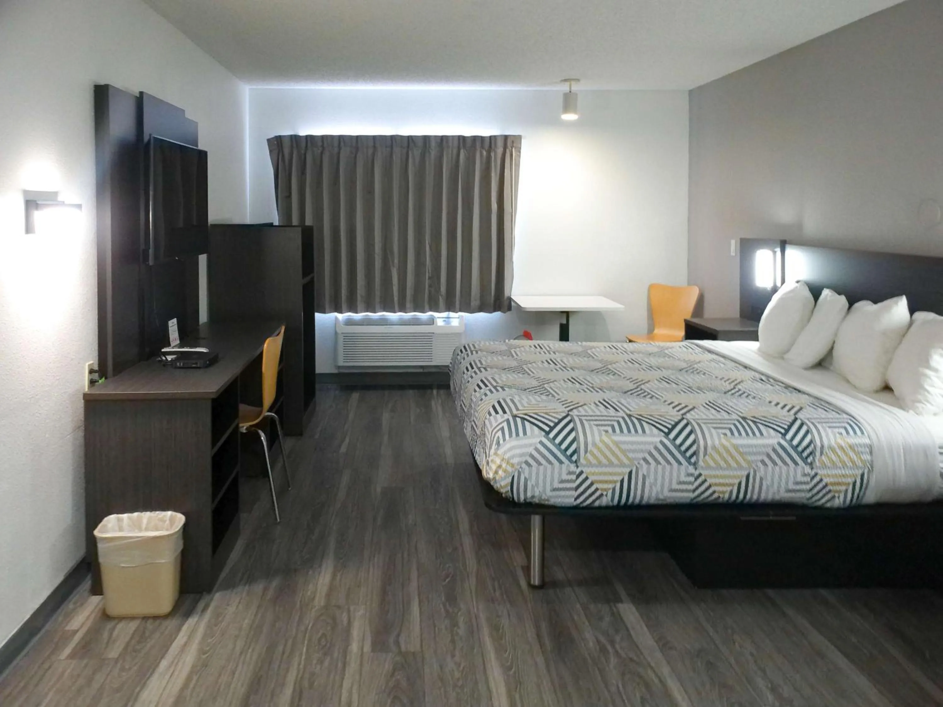 Bedroom, Bed in Motel 6-Winslow, AZ