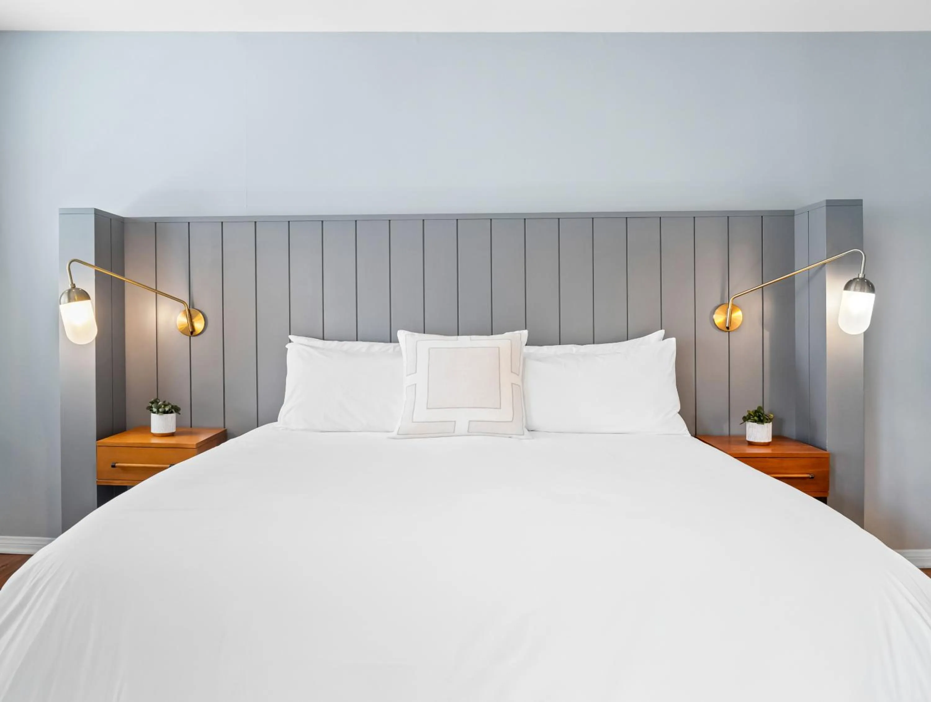 Bed in Inn at Playa del Rey