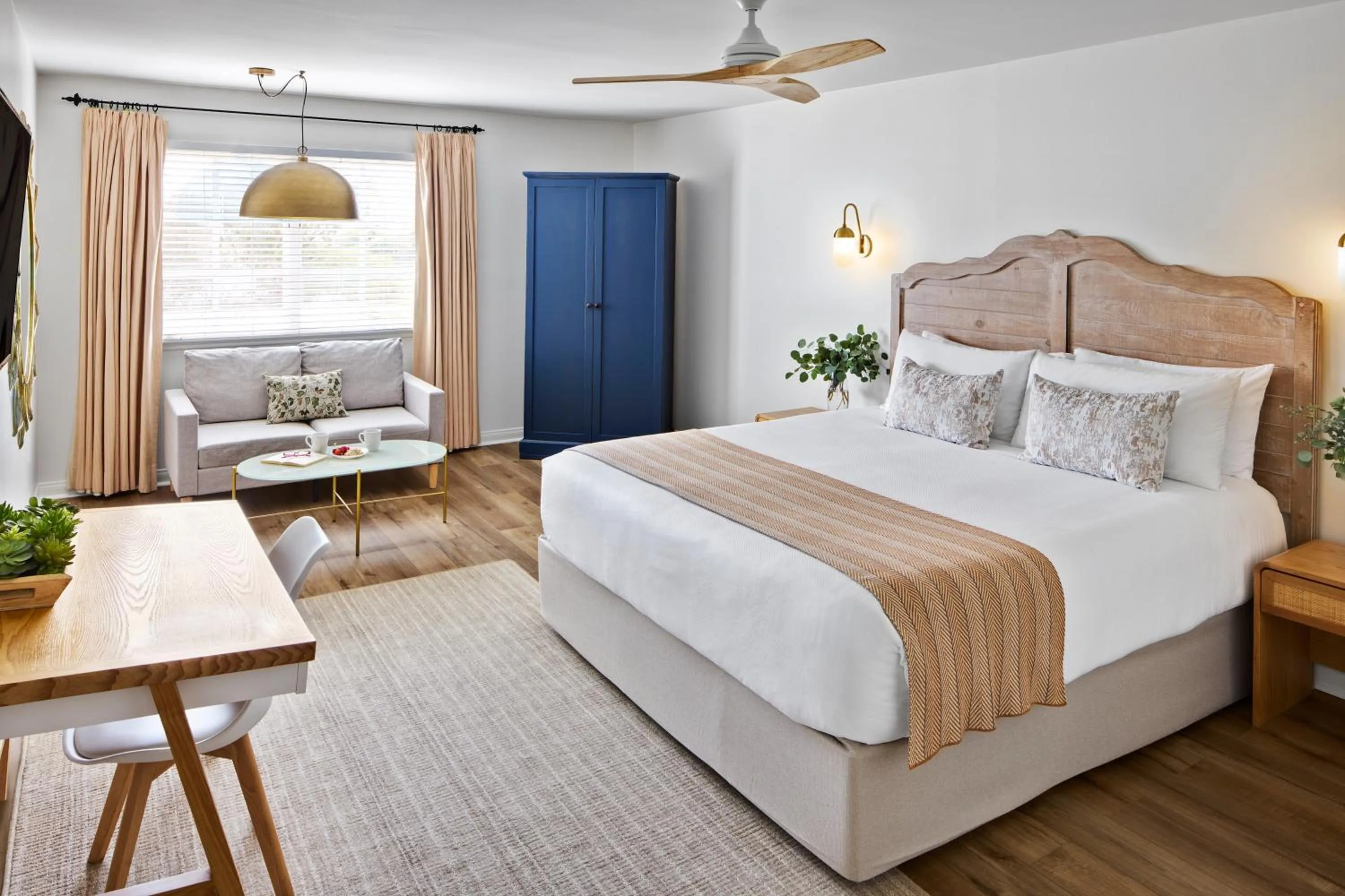 Bed in Inn at Playa del Rey