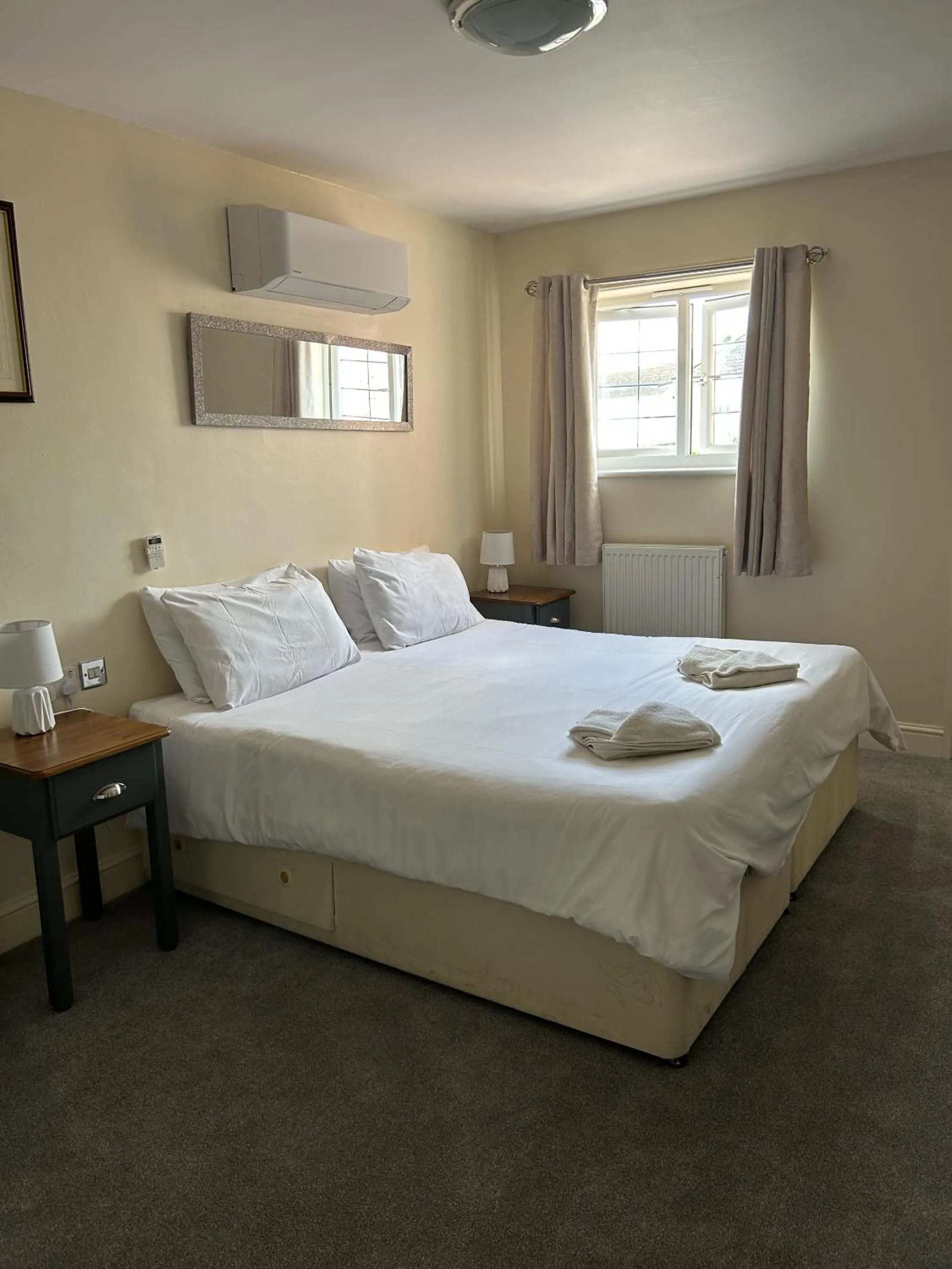 Bedroom, Bed in Halfway House Inn Country Lodge