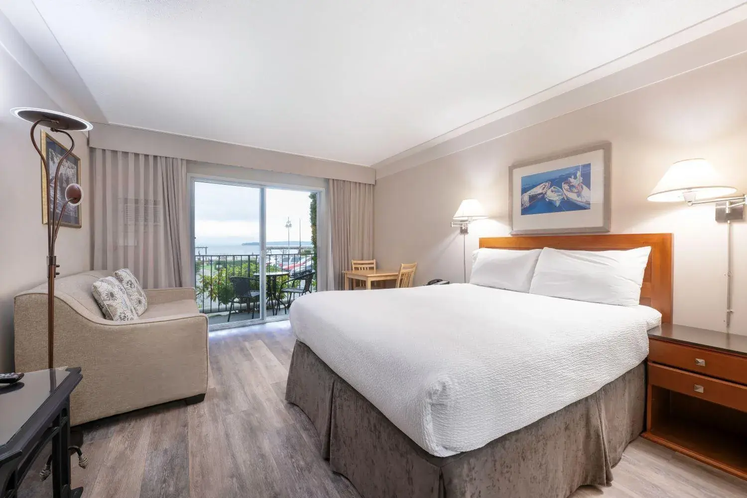 Queen Room with Sea View in Sidney Waterfront Inn & Suites Queen Room with Sea View in Sidney Waterfront Inn & Suites