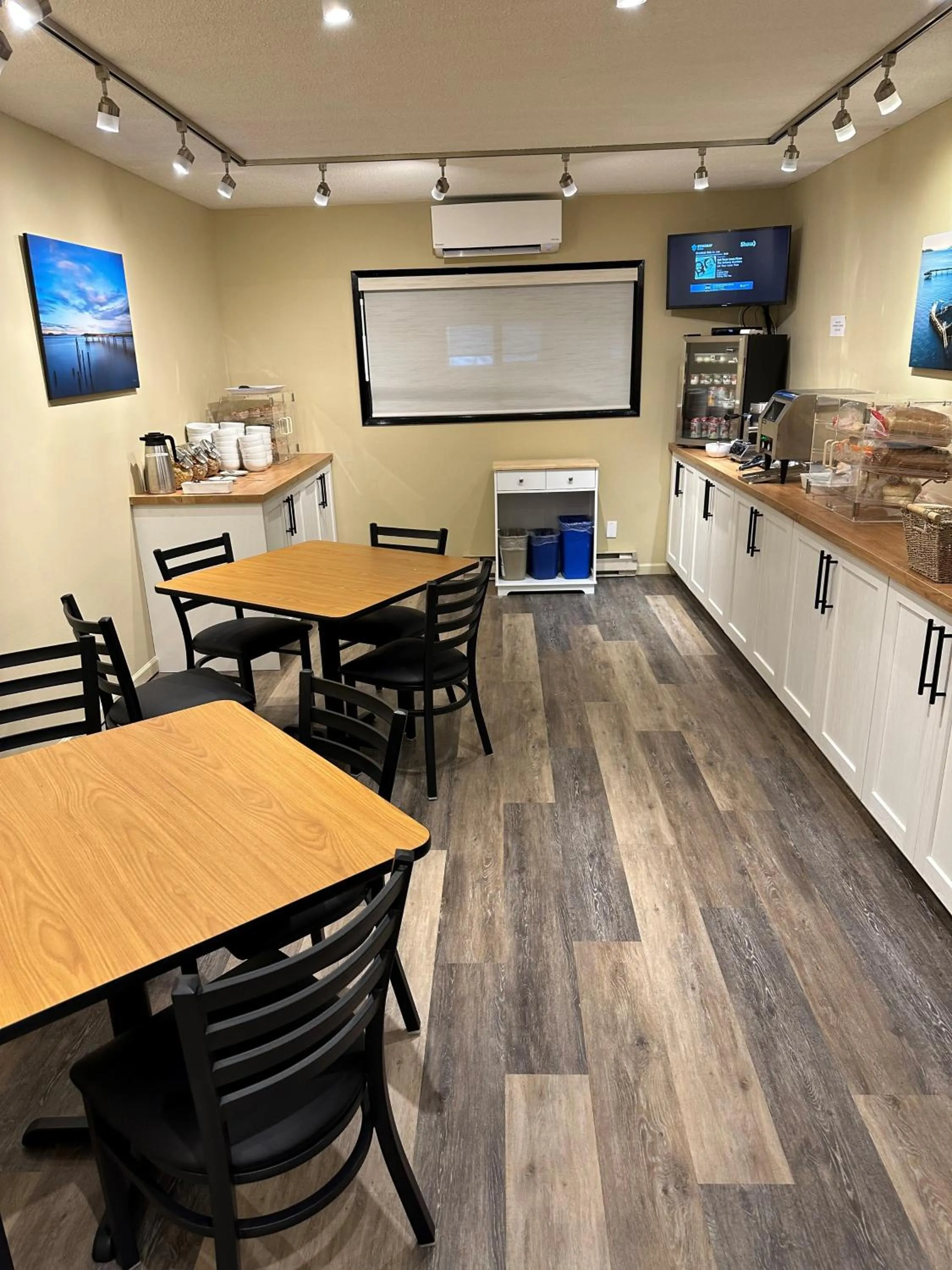 Coffee/tea facilities in Sidney Waterfront Inn & Suites