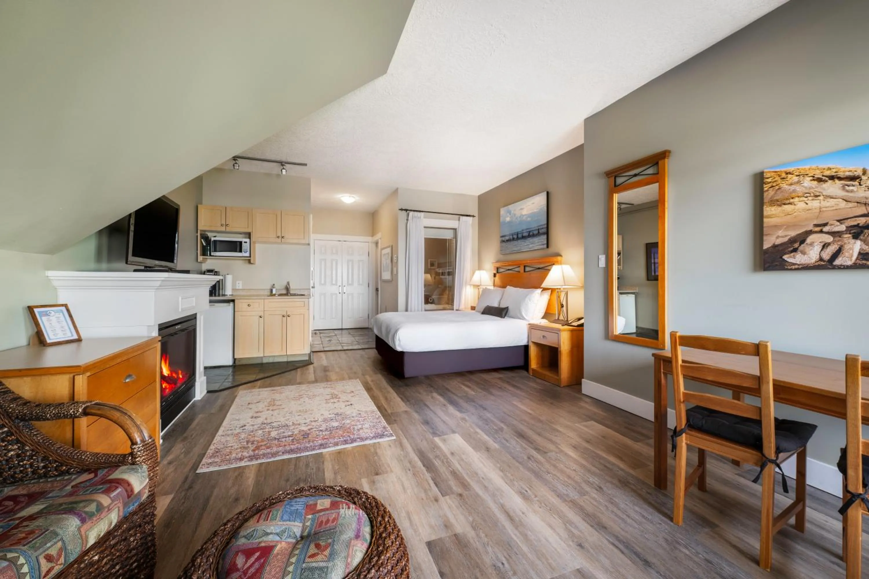 Bed in Sidney Waterfront Inn & Suites