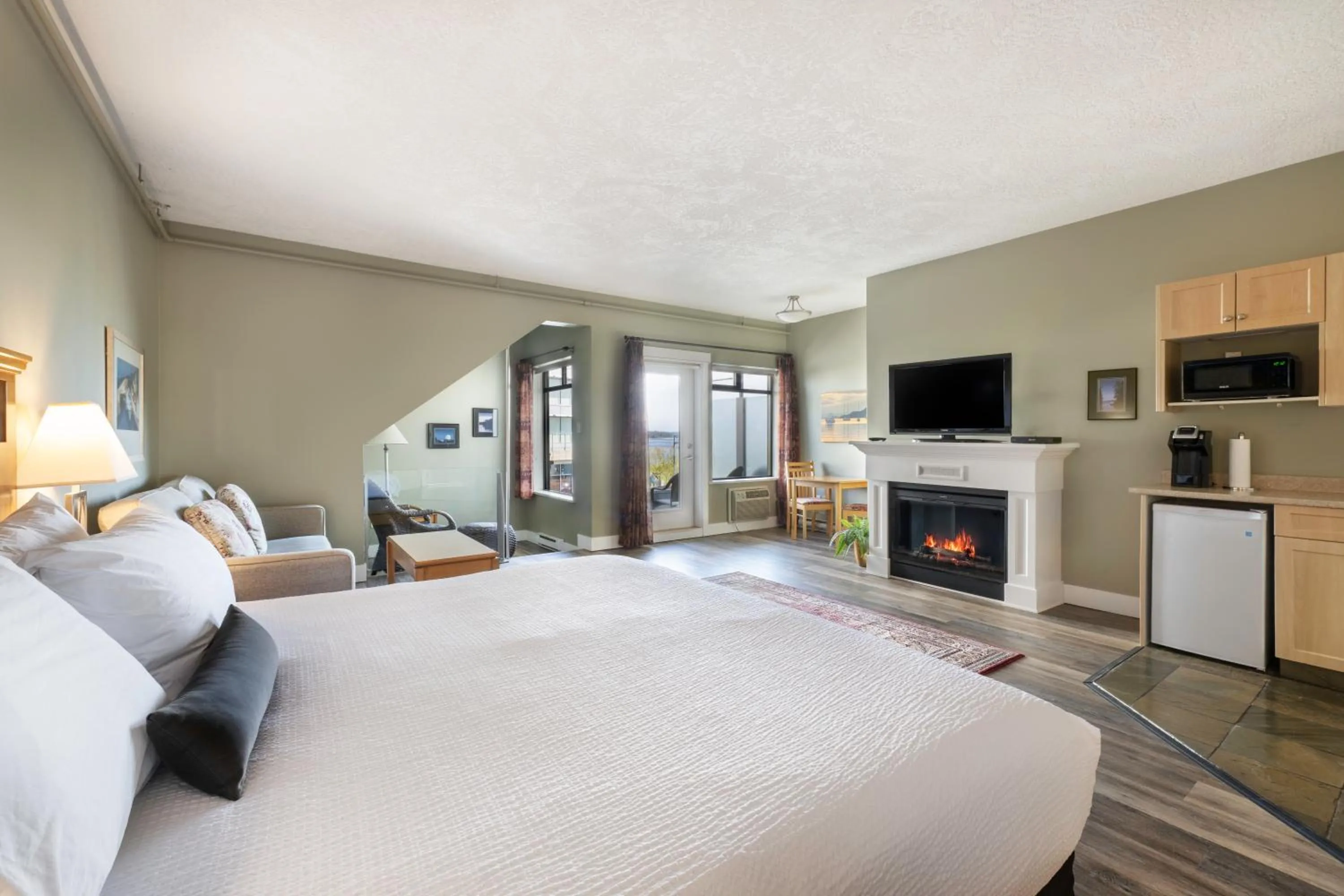 Bed in Sidney Waterfront Inn & Suites